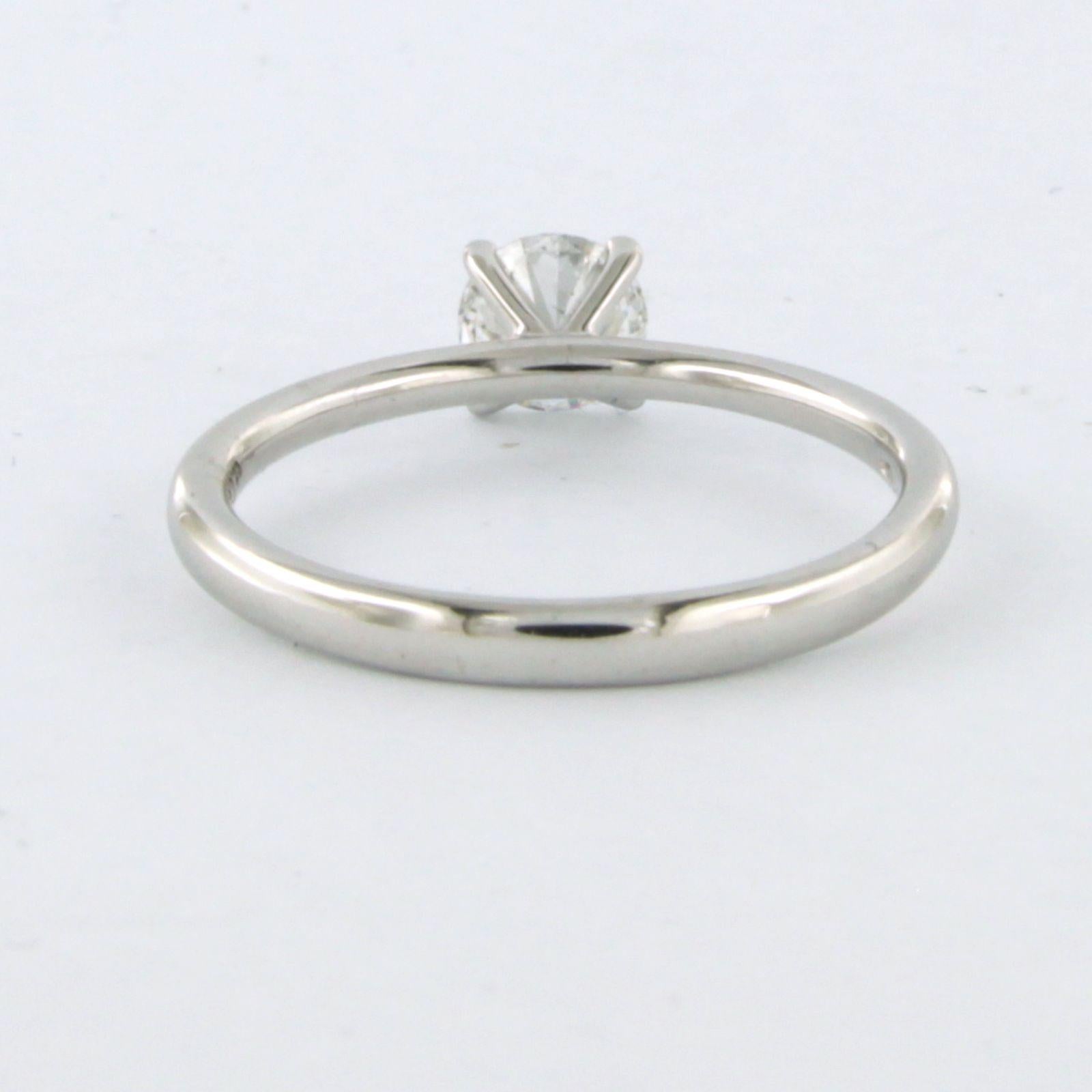 Women's GIA certificate. - 18k gold solitaire ring with diamond For Sale