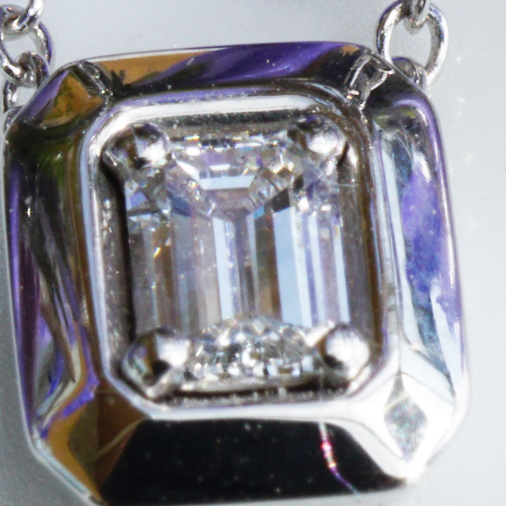 wenn Smaragdschliff-Diamant, dann bitte in bester Qualität, sonst ist die Wirkung nicht gegeben, hier haben wir einen tollen 0,30 ct-Diamanten gefasst, mit GIA-Zertifikat, River E (very fine white) / VVS2 (sehr kleine Einschlüsse), Schliff und