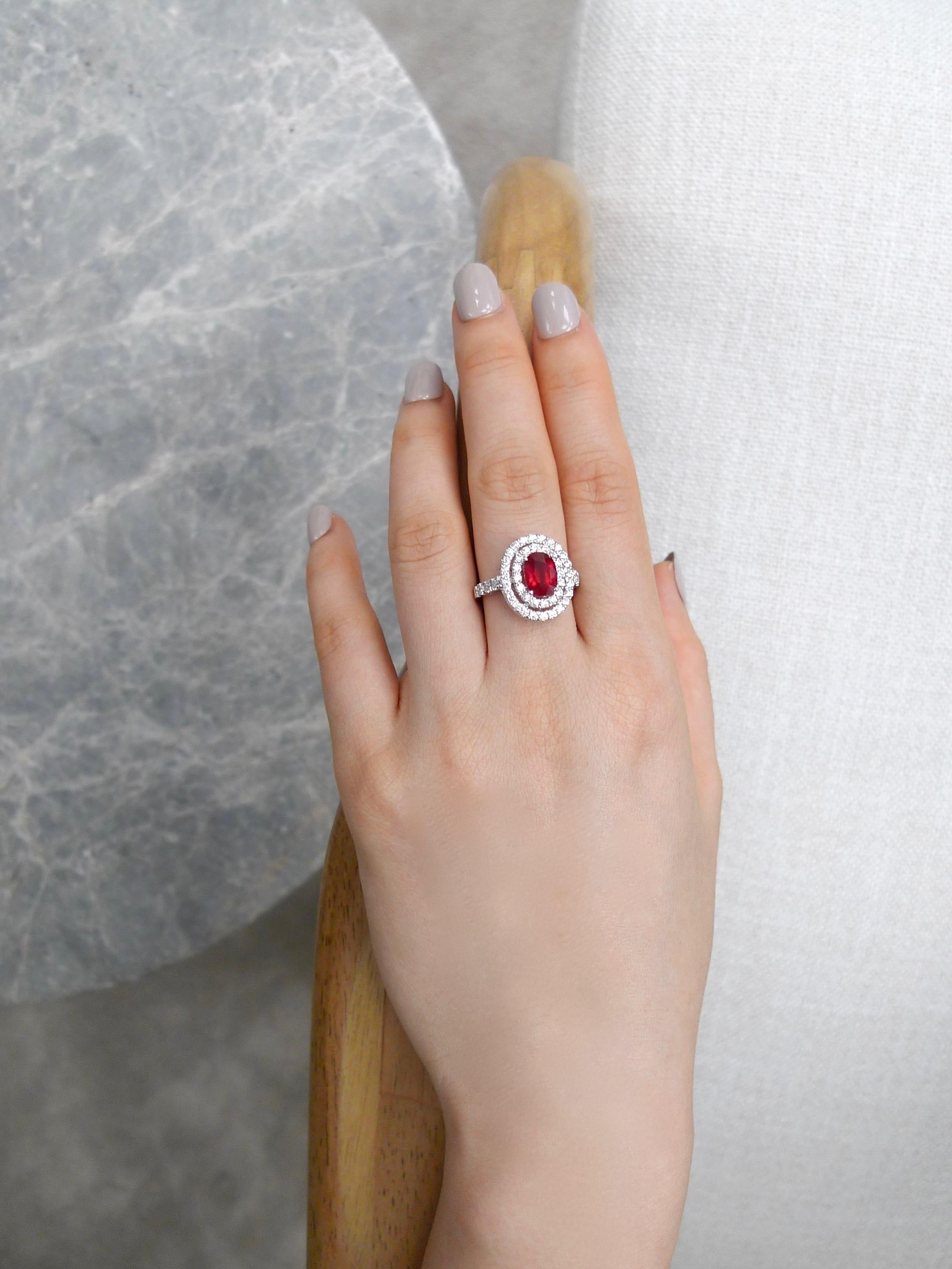 Anillo de diamantes y rubí de sangre de paloma rojo vivo de 2,03 quilates con certificado GIA Corte oval en venta