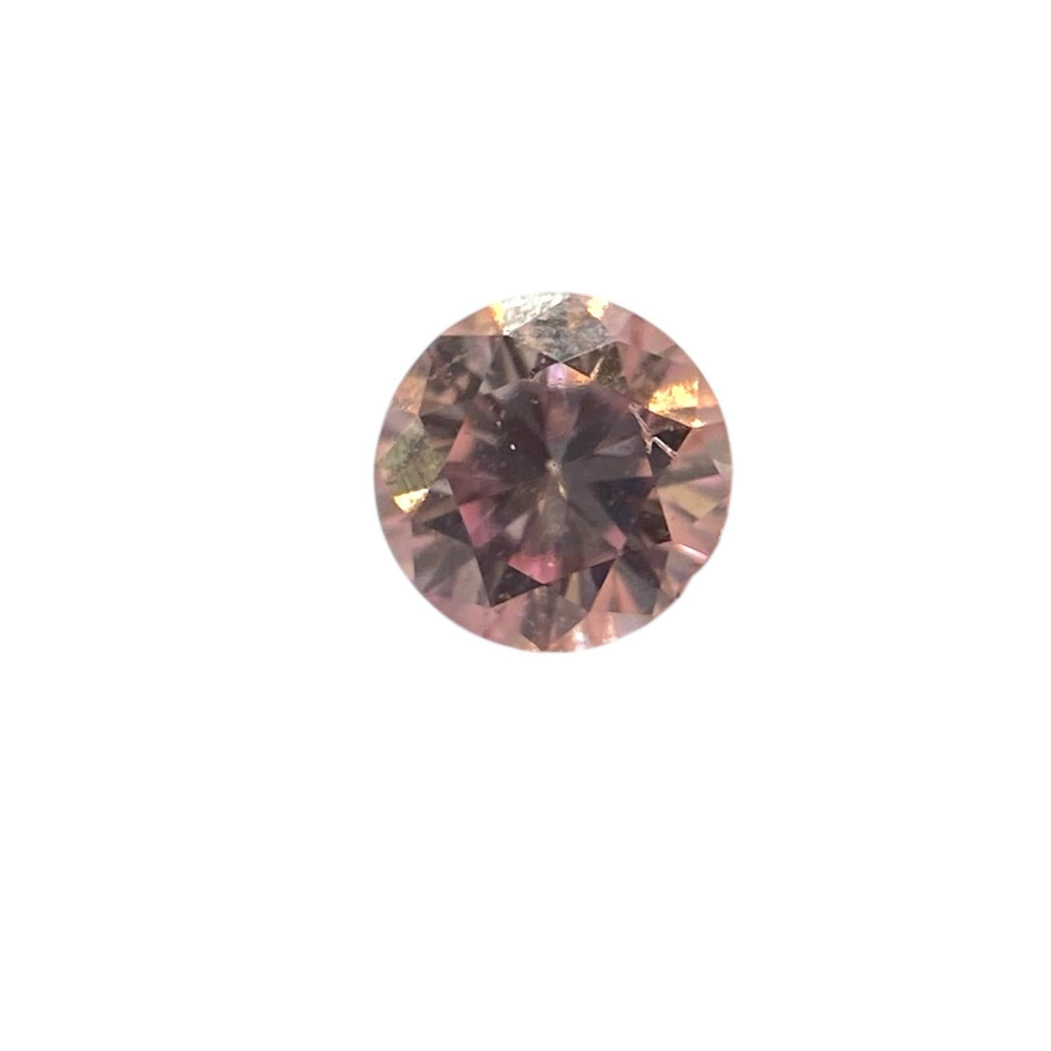 DESCRIPTION DE L'ARTICLE

ID # : NYC58606
Forme de la pierre : Rond
Poids du diamant : 0.10ctw
Couleur fantaisie : rose orangé fantaisie
Coupez :	Brillant rond
Symétrie : Bonne
Polonais : Bon
Fluorescence : Aucune
Dimensions : 2,95 x 2,99 x 1,90