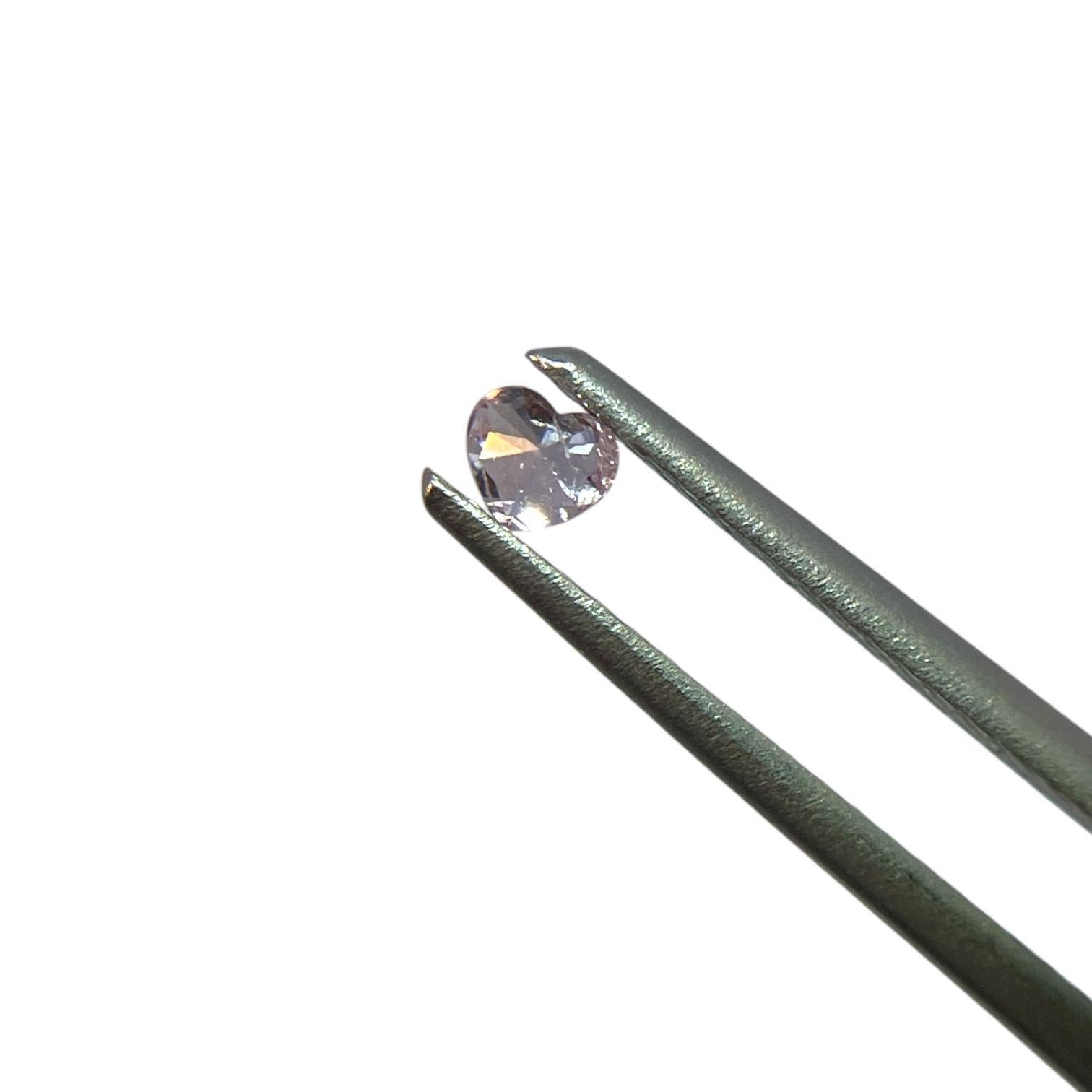Diamante natural en forma de corazón rosa púrpura claro de fantasía certificado por GIA de 0,11 quilates Corte brillante en venta