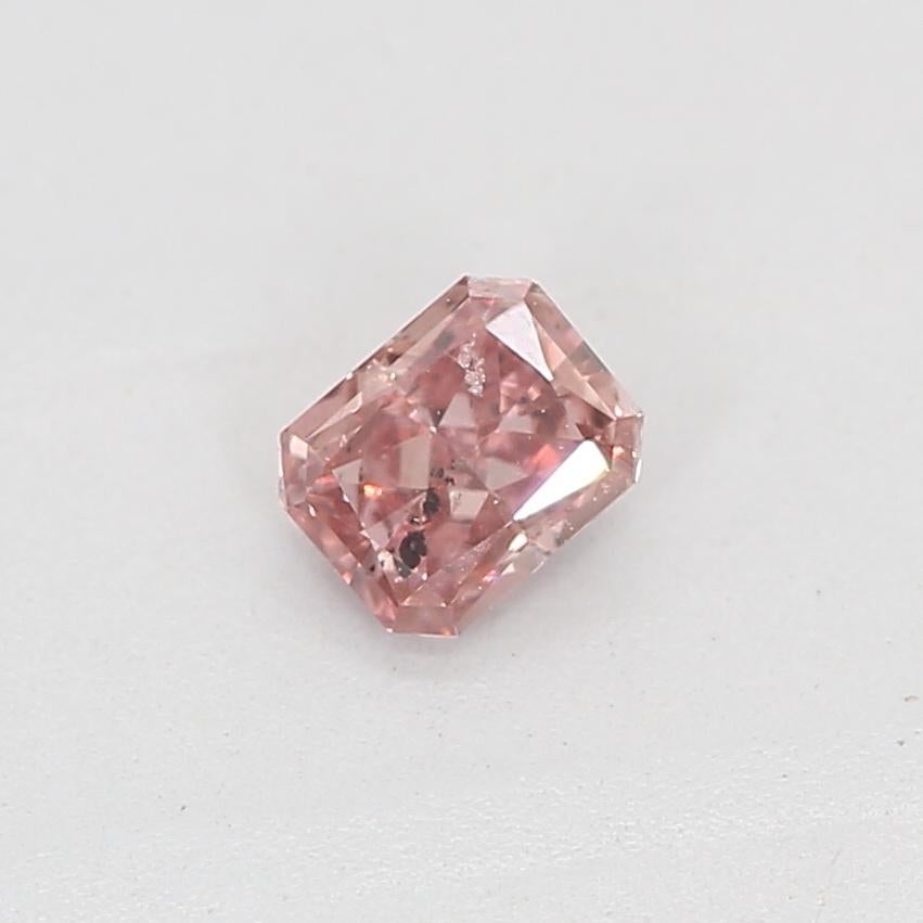 Certificato: GIA 
Numero del rapporto: 7181862933
Forma e taglio: Radiante
Peso in carati: 0,13 carati
Misure: 3,23 x 2,58 x 1,76 mm
Grado di colore: Rosa Intenso Fantasia

CARATTERISTICHE DEL DIAMANTE:

Questo squisito diamante rosa intenso irradia