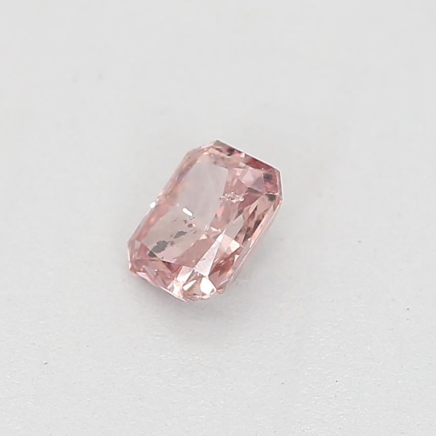Taglio radiant Diamante rosa intenso da 0,13 carati certificato GIA in vendita