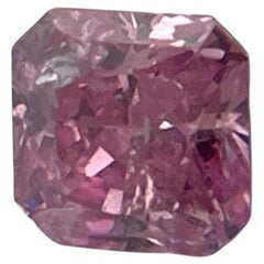 Diamant naturel rose intense fantaisie de 0,14 carat certifié GIA