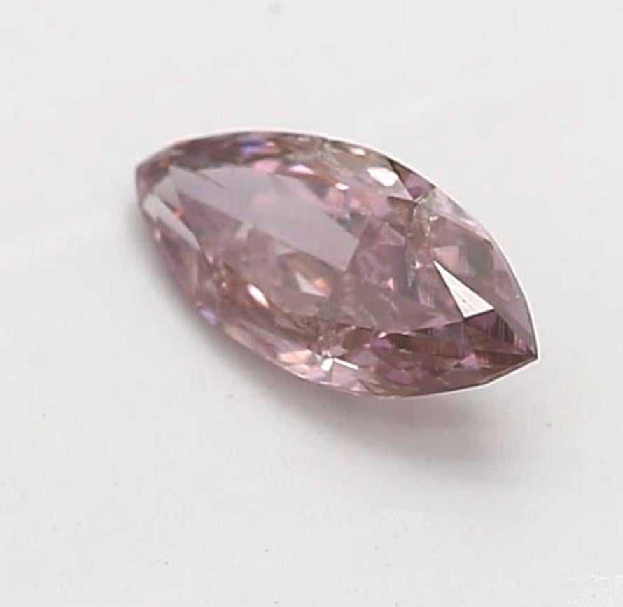 Certificato: GIA
Numero del rapporto: 5181816840
Forma e taglio: Marquise
Peso in carati: 0,15 carati
Misure:  5.37 x 2.47 x 1.63 mm
Grado di colore: Rosa bruno-violaceo profondo Fancy

CARATTERISTICHE DEL DIAMANTE:

Questo diamante a forma di
