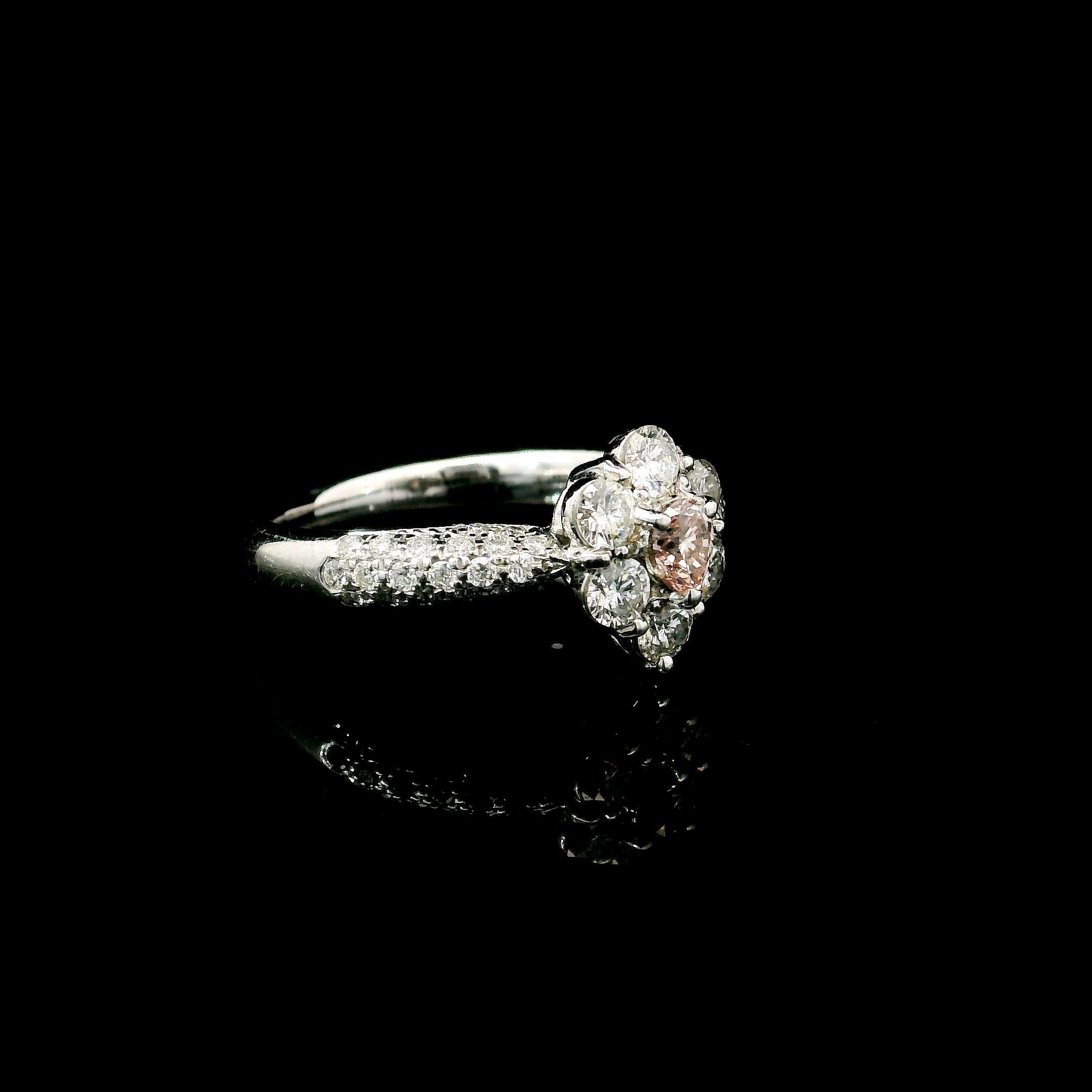 Anillo de oro blanco de 18 quilates con diamantes
  
  Color y quilates del oro Oro blanco 18 quilates
  Peso: 5.634 gramos
  
  Set con-
  Tipo de piedra: Diamantes
  Forma: Redonda
  Quilate: 0,175
  Color Rosa fantasía 
  Claridad: SI1
  
 