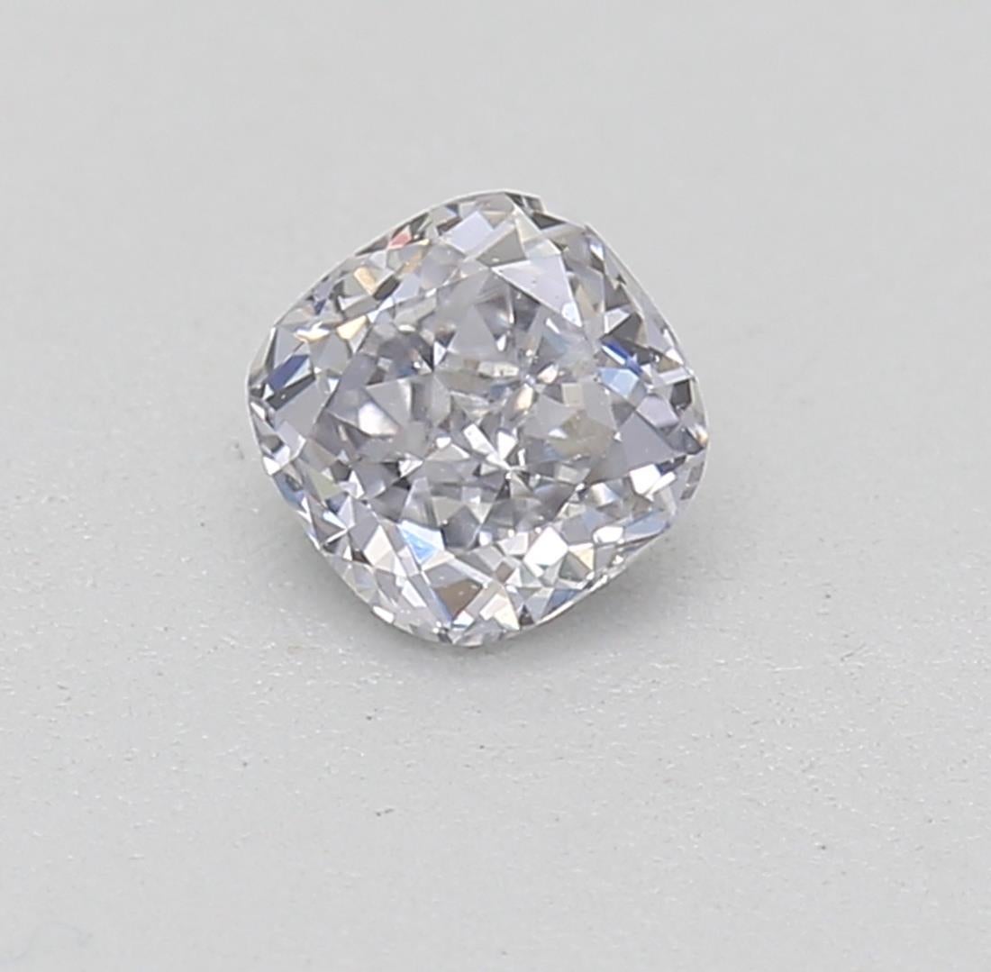 Certificato: GIA 
Numero del rapporto: 5222432330
Forma e taglio: Cuscino
Peso in carati: 0,20 carati
Misure: 3,49 x 3,47 x 2,11 mm
Grado di colore: Grigio fantasia

CARATTERISTICHE DEL DIAMANTE:

Il diamante grigio fantasia è un diamante raro ed