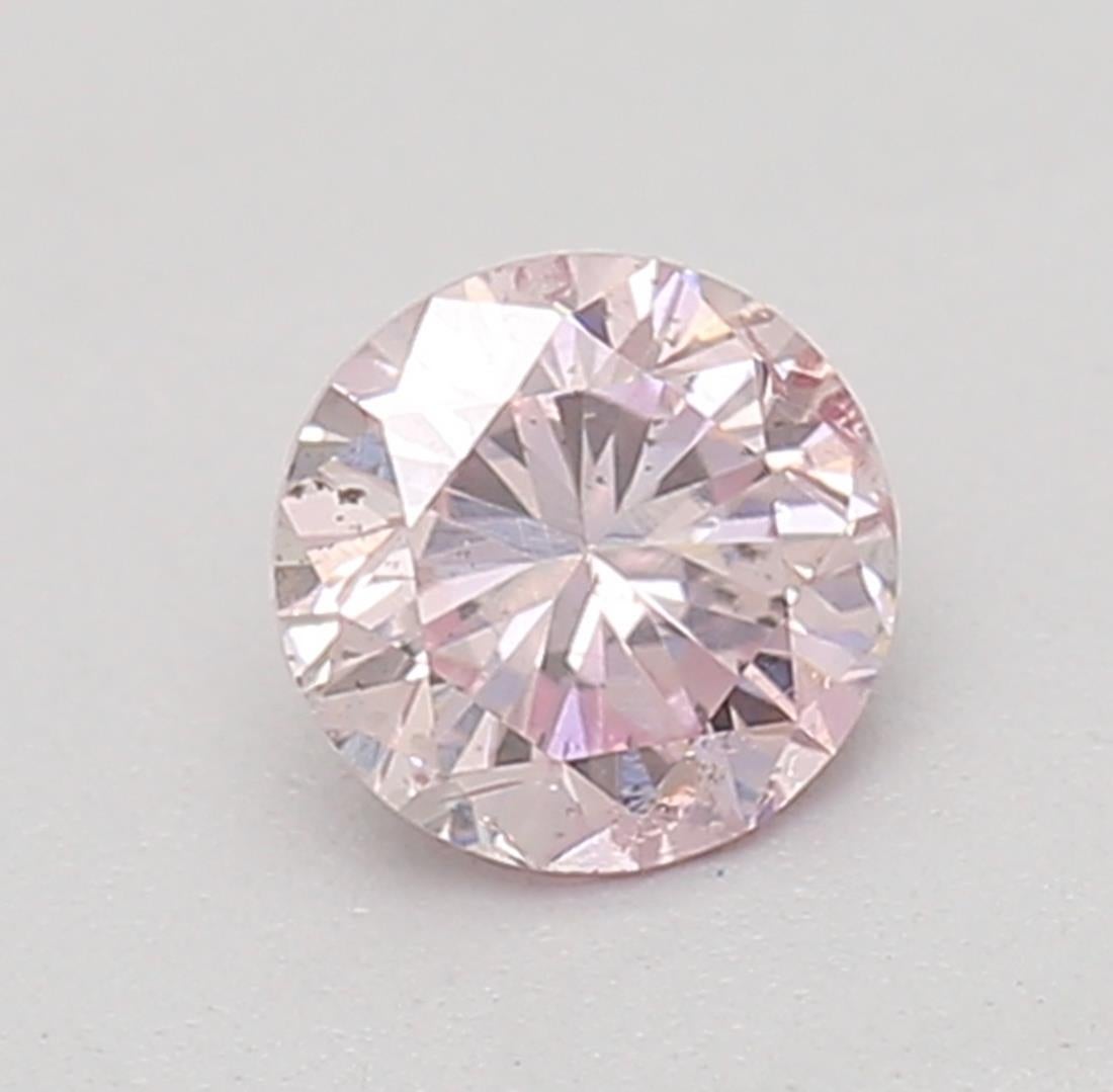 Zertifikat: GIA 
Berichtsnummer: 7181863261
Form und Schliff: Rund
Karatgewicht: 0,20 Karat
Abmessungen: 3,65 x 3,62 x 2,40 mm
Farbton: Fancy Hellrosa 

MERKMALE DES DIAMANTEN:

Dieser Fancy Light Pink Diamant ist ein seltener und exquisiter