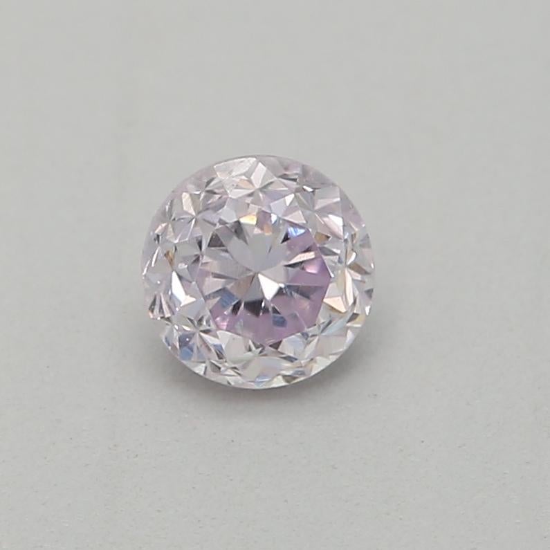 Certificato: GIA 
Numero del rapporto: 7191277001
Forma e taglio: Rotondo 
Peso in carati: 0,21 carati
Misure: 3,50 x 3,46 x 2,57 mm
Grado di colore: Rosa violaceo chiaro di fantasia

CARATTERISTICHE DEL DIAMANTE:

Questo diamante rosa chiaro