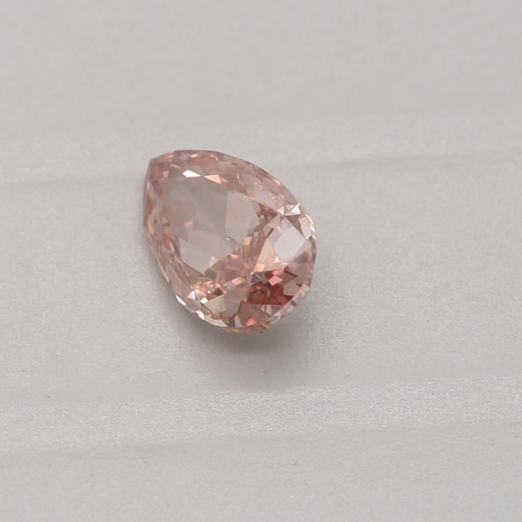 Certificato: GIA
Numero del rapporto: 3445523419
Forma e taglio: Pera
Peso in carati: 0,25 carati
Misure:  5,12 X 3,17 X 2,06 mm
Grado di colore: Rosa bruno-arancio fantasia

CARATTERISTICHE DEL DIAMANTE:

Questo diamante di colore rosa aranciato è