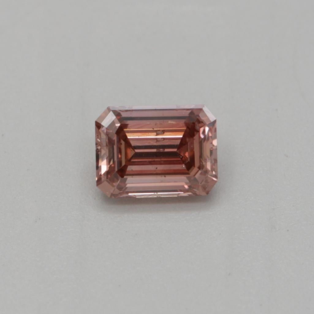 Certificato: GIA
Numero del rapporto: 1449793483
Forma e taglio: Smeraldo
Peso in carati: 0,25 carati
Misure: 4.09 x 3.09 x 1.98 mm
Grado di colore: Rosa aranciato bruno intenso di fantasia

Questo diamante di colore marrone intenso e rosa aranciato