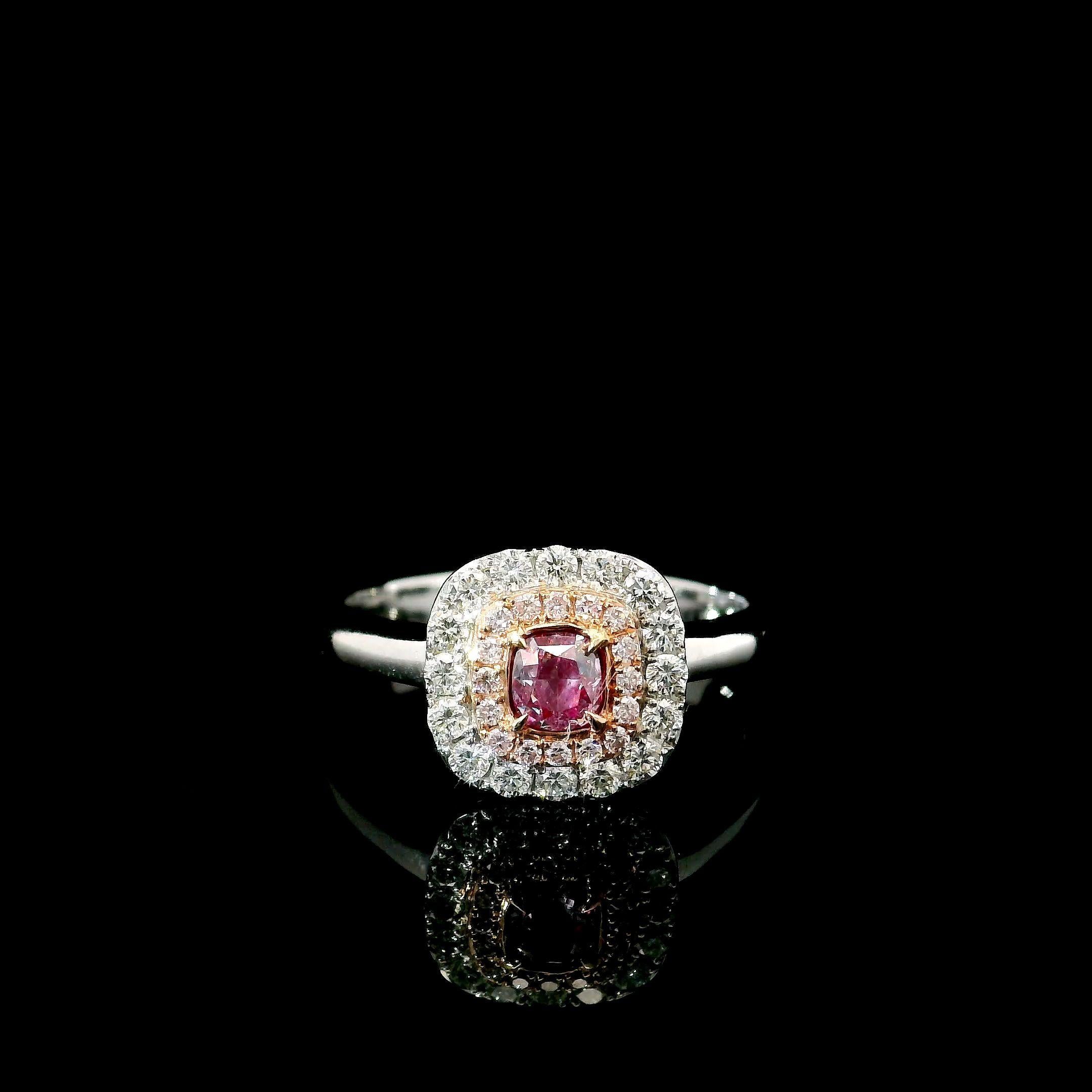 Anello in oro bianco 18 carati con diamanti
  
  Colore e caratura dell'oro: Oro bianco 18kt
  Peso: 4.42 grammi
  
  Imposta con...
  Tipo di pietra: Diamanti
  Forma: Cuscino
  Carati: 0,26 ct
  Colore: Rosa tenue
  Chiarezza: SI1
  
  Pietre