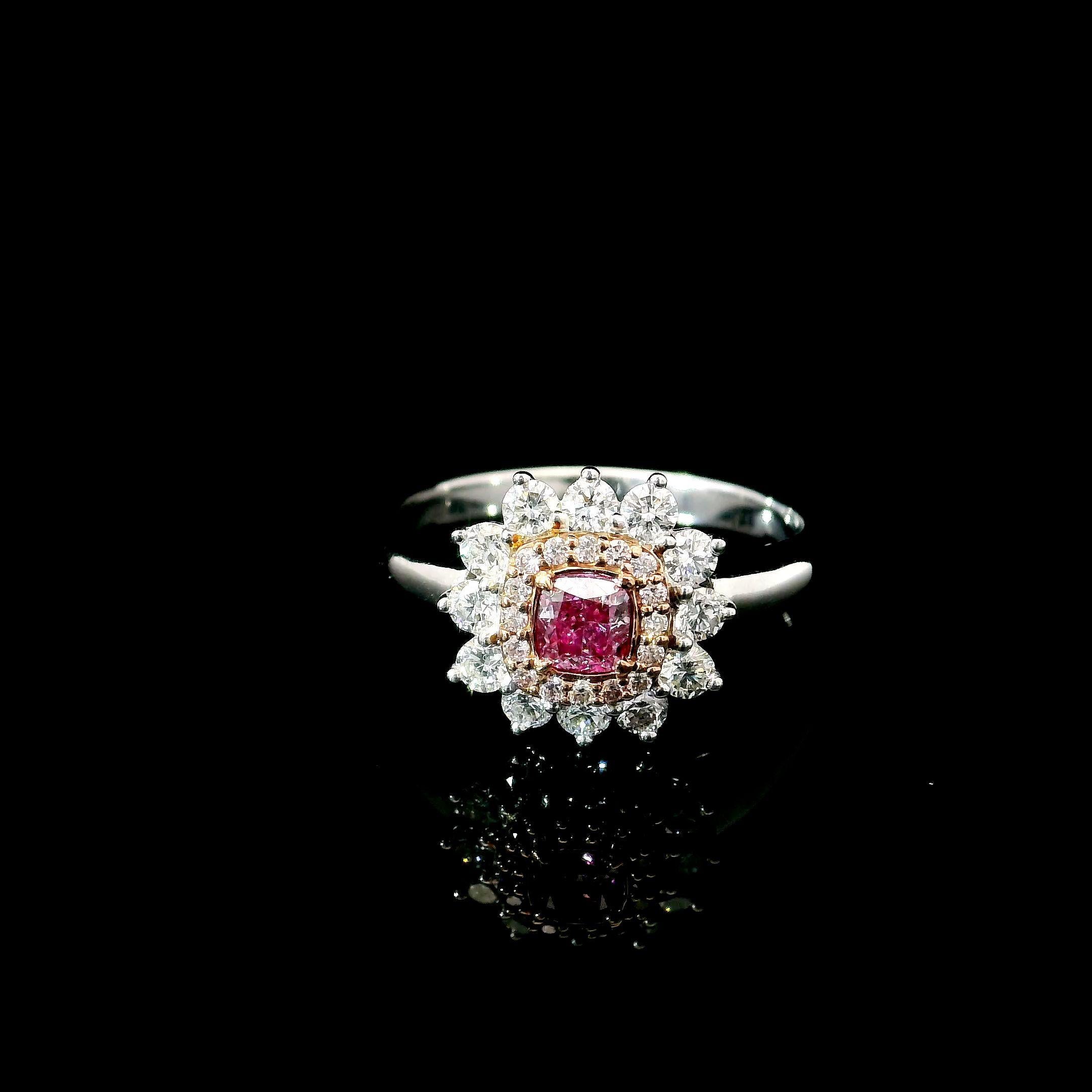 Anello in oro bianco 18 carati con diamanti
  
  Colore e caratura dell'oro: Oro bianco 18kt
  Peso: 4.37 grammi
  
  Imposta con...
  Tipo di pietra: Diamanti
  Forma: Cuscino
  Carati: 0,26 ct
  Colore: Rosa tenue
  Chiarezza: VS1
  
  Pietre