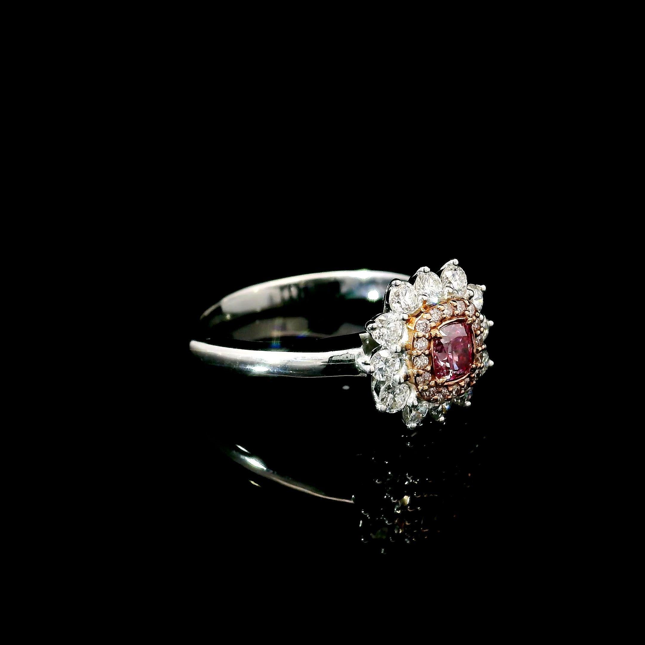 Taglio cuscino Anello con diamante certificato GIA da 0,26 carati di colore rosa tenue con purezza VS1 in vendita
