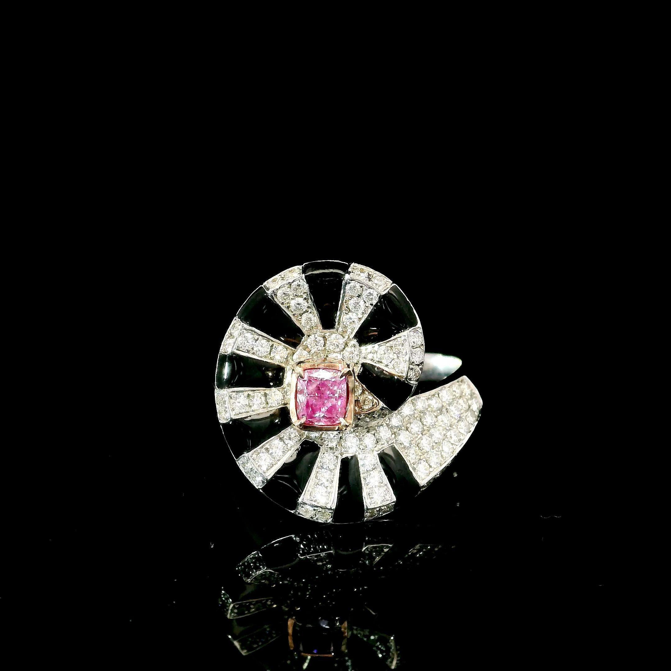 Anello in oro bianco 18 carati con diamanti
  
  Colore e caratura dell'oro: Oro bianco 18kt
  Peso: 9.79 grammi
  
  Imposta con...
  Tipo di pietra: Diamanti
  Forma: Cuscino
  Carati: 0,27 ct
  Colore: Rosa tenue
  Chiarezza: VS2
  
  Pietre