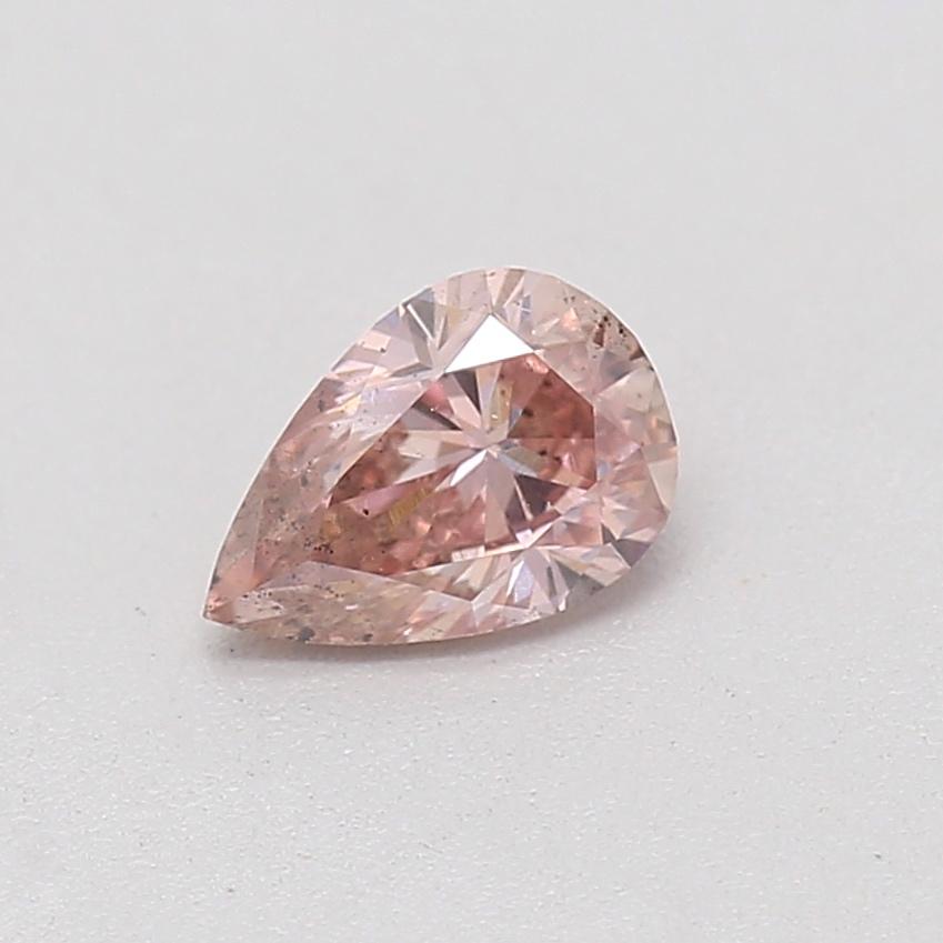 Zertifikat: GIA 
Berichtsnummer: 6195673351
Form und Schliff: Birne
Karatgewicht: 0,27 Karat
Abmessungen: 5,19 x 3,51 x 2,32 mm
Farbton: Fancy Brownish Pink

MERKMALE DES DIAMANTEN:

Dieser bräunlich-rosafarbene Fancy-Diamant ist eine seltene und