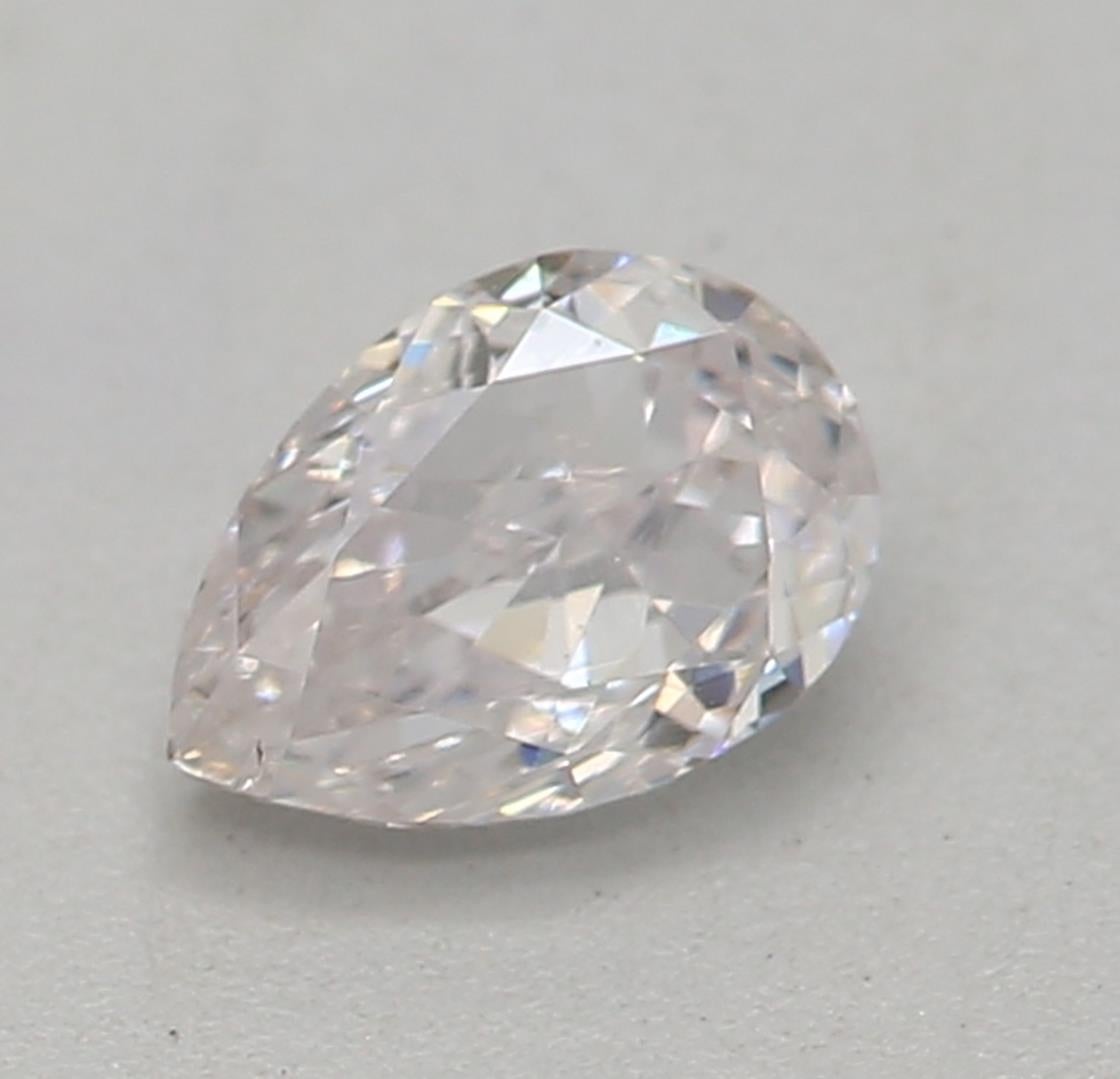 Certificato: GIA 
Numero del rapporto: 6341919480
Forma e taglio: Pera 
Peso in carati: 0,28 carati
Misure: 4,86 x 3,39 x 2,22 mm
Grado di colore: Rosa tenue

CARATTERISTICHE DEL DIAMANTE:

Questo diamante rosa tenue è un diamante raro e