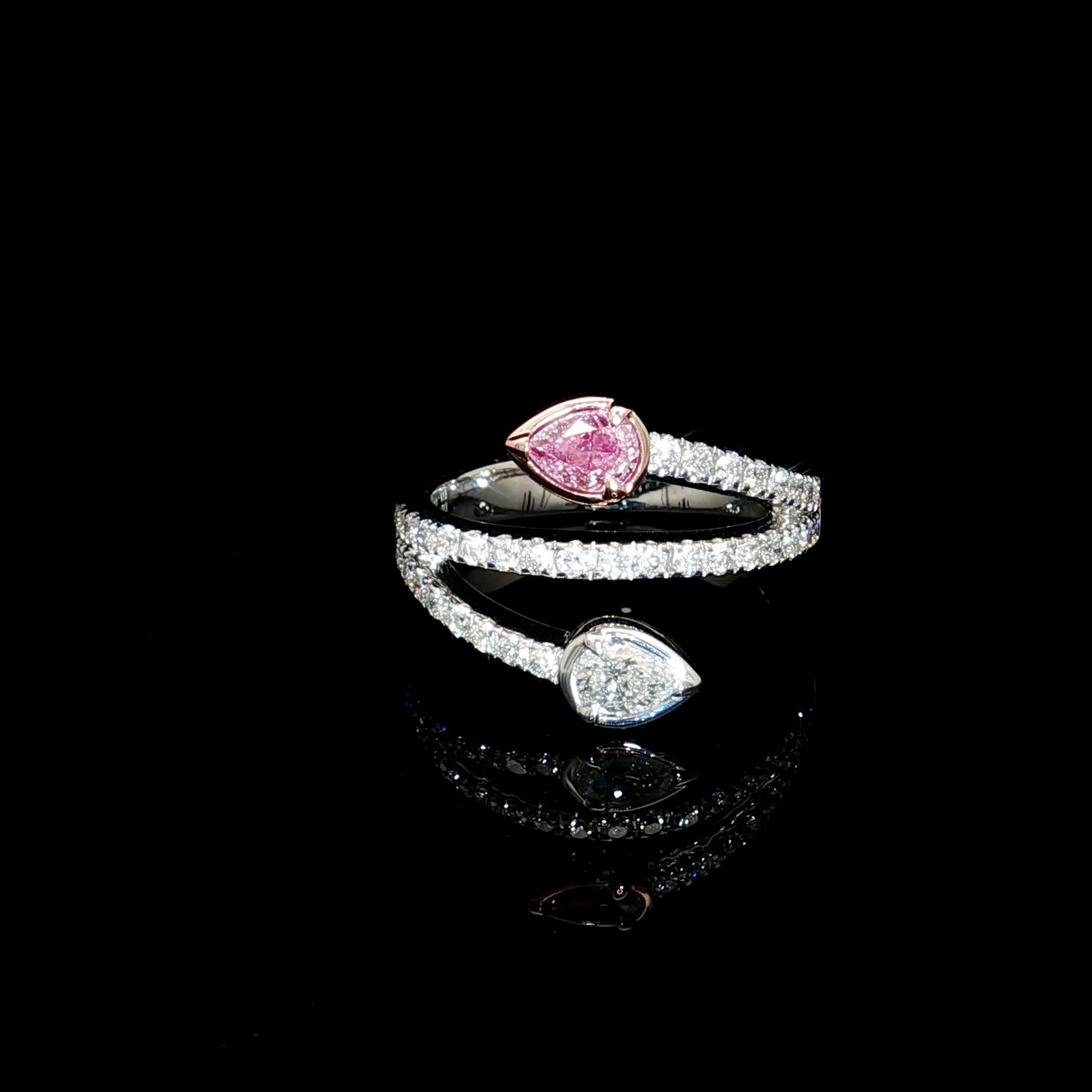 Anello in oro bianco 18 carati con diamanti
  
  Colore e caratura dell'oro: Oro bianco 18kt
  Peso: 5.578 grammi
  
  Imposta con...
  Tipo di pietra: Diamanti
  Forma: A pera
  Carati: 0,28 ct
  Colore: Rosa tenue
  Chiarezza: SI1
  
  Pietre