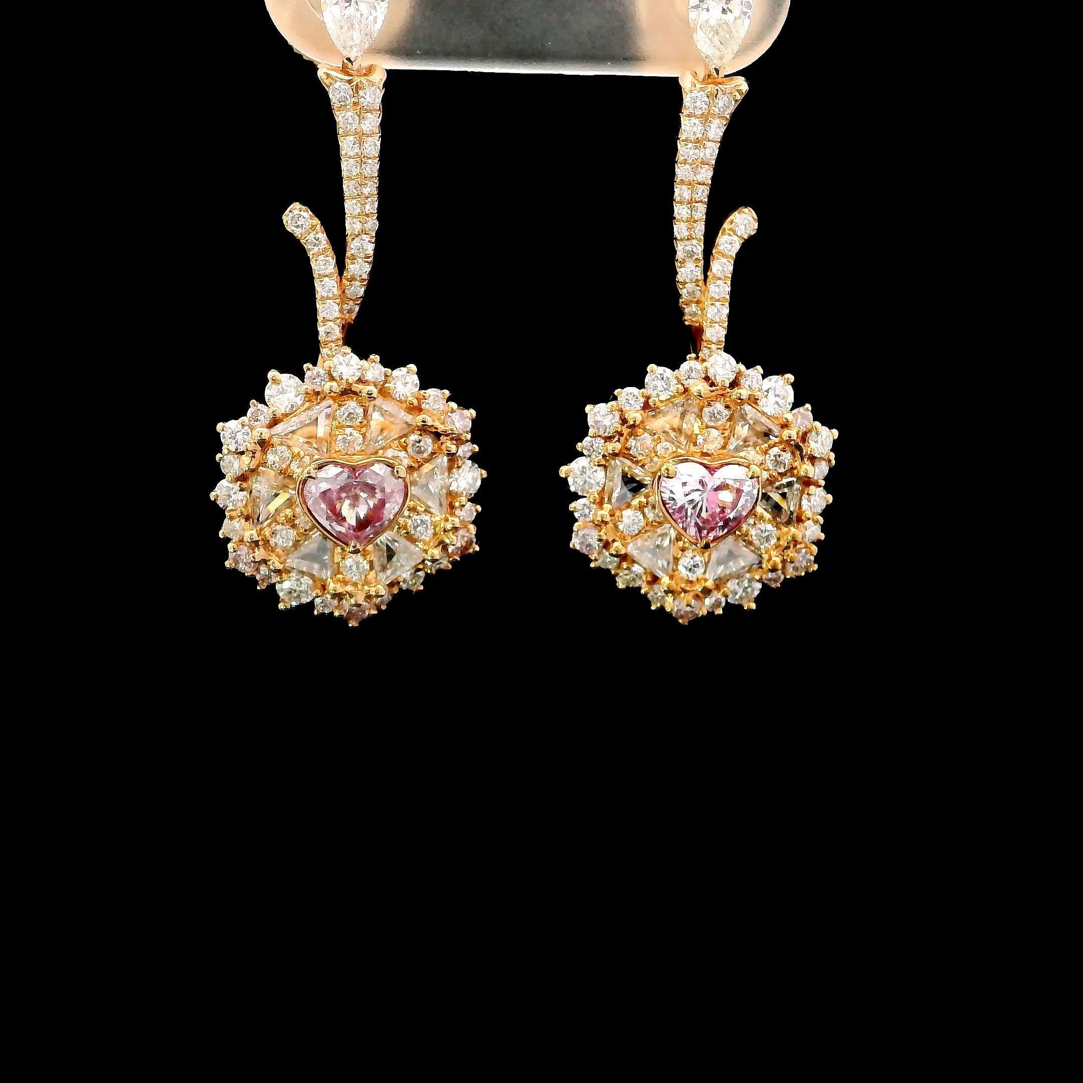 Pendiente de oro blanco de 18 quilates con diamantes
  
  Color y quilates del oro Oro blanco 18 quilates
  Peso: 5.85 gramos
  
  Set con-
  Tipo de piedra: Diamantes
  Forma Corazón
  Quilate: 0,29 
  Color: Rosa tenue
  Claridad: SI2 

  Tipo de