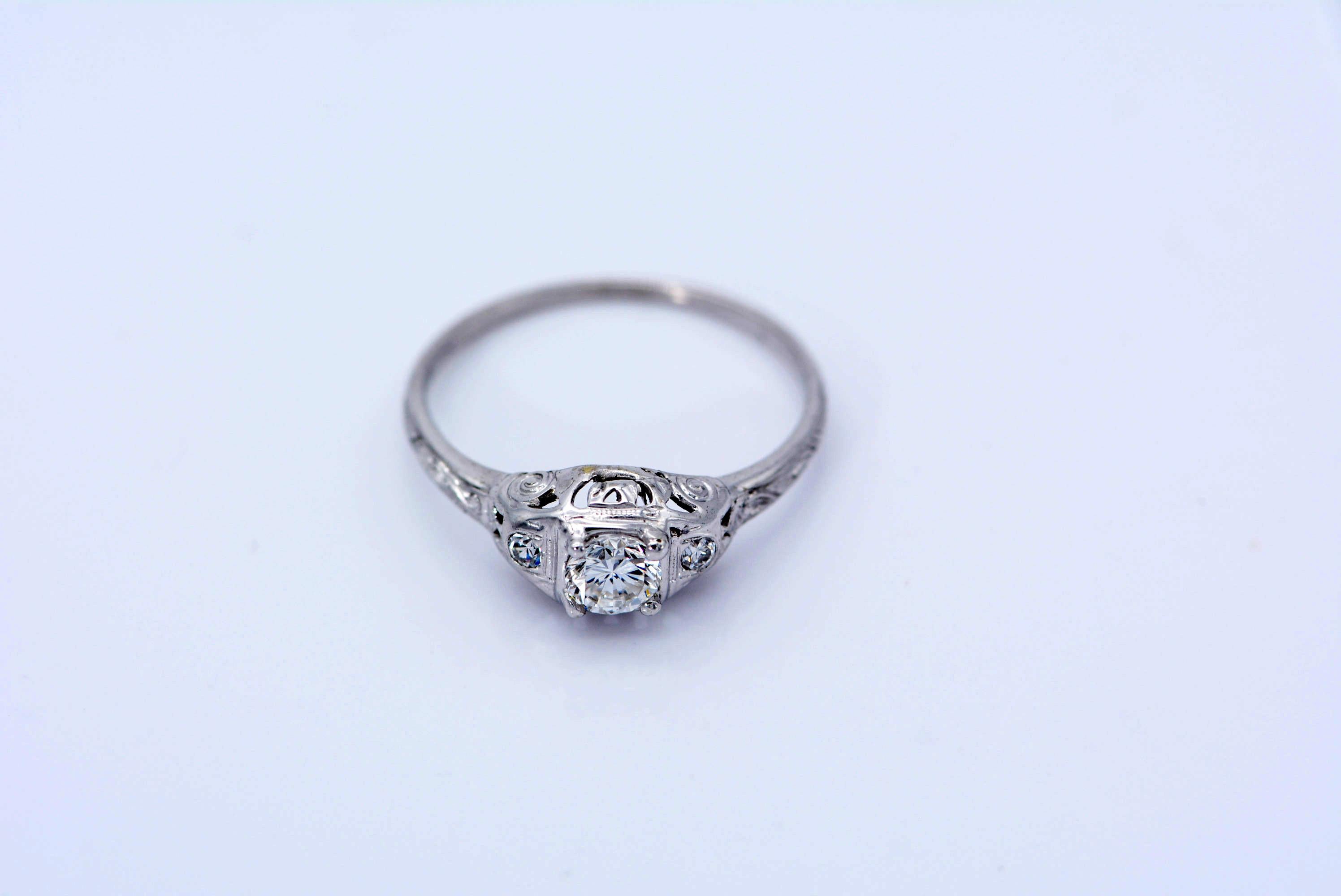GIA Certified 0.30 Carat Diamond Ring 18 Karat White Gold by Birks In Excellent Condition For Sale In Aurora, Ontario