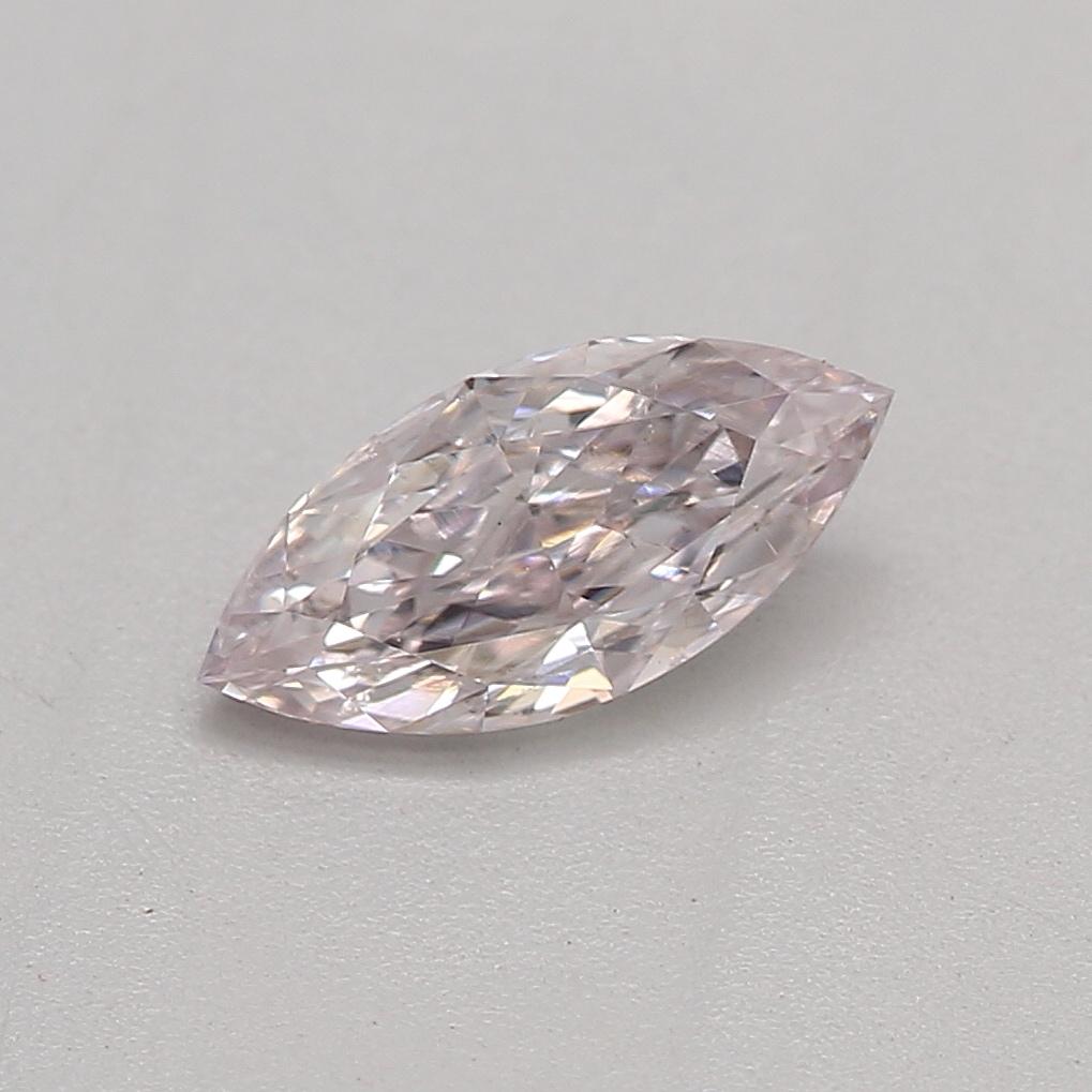 Zertifikat: GIA 
Berichtsnummer: 1226637343
Form und Schliff: Marquise
Karatgewicht: 0,30 Karat
Abmessungen: 7,06 x 3,28 x 1,97 mm
Farbe Grad: Hellrosa

MERKMALE DES DIAMANTEN:

Dieser hellrosa Diamant ist ein seltener und atemberaubender Diamant