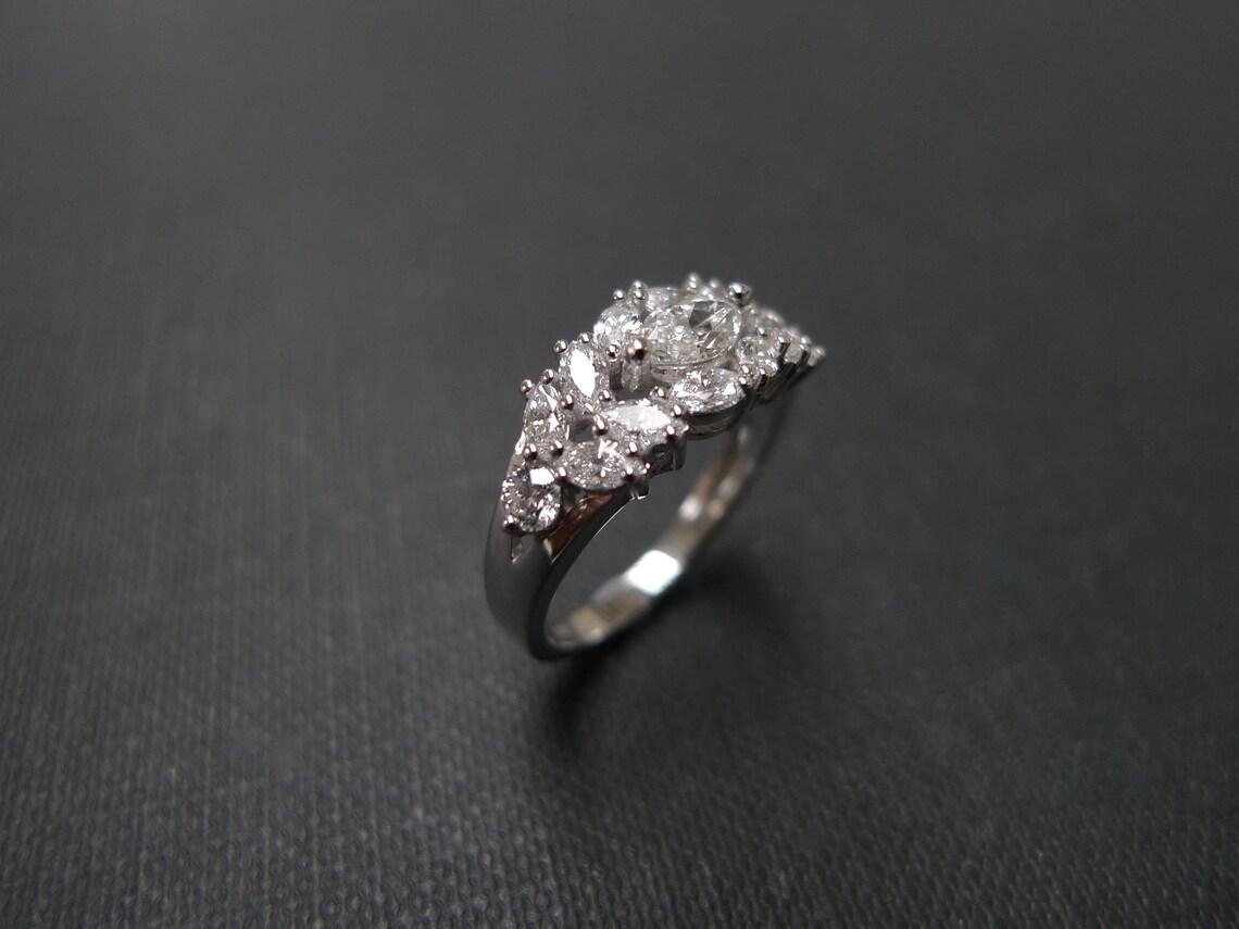 Im Angebot: Verlobungsring mit GIA-zertifiziertem 0,30 Karat Diamanten in Marquise-Form im runden Brillantschliff () 3