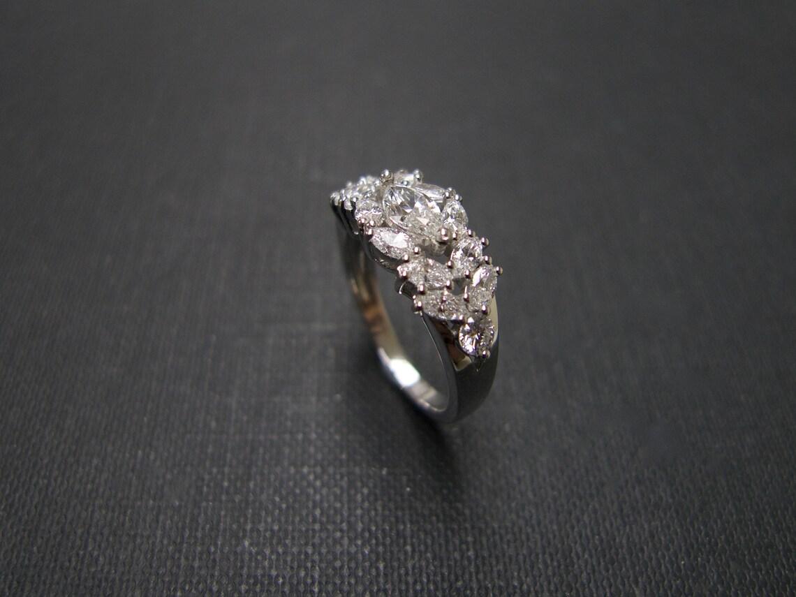 Im Angebot: Verlobungsring mit GIA-zertifiziertem 0,30 Karat Diamanten in Marquise-Form im runden Brillantschliff () 4