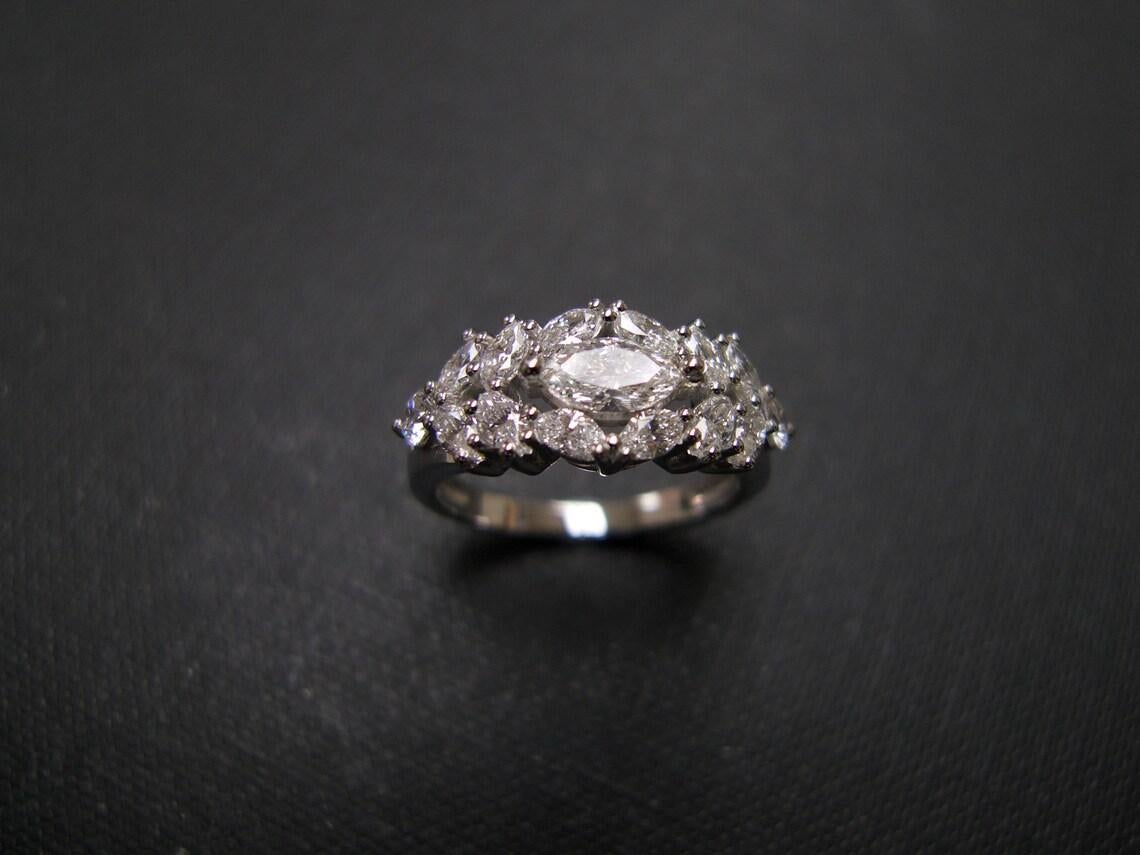 Im Angebot: Verlobungsring mit GIA-zertifiziertem 0,30 Karat Diamanten in Marquise-Form im runden Brillantschliff () 5