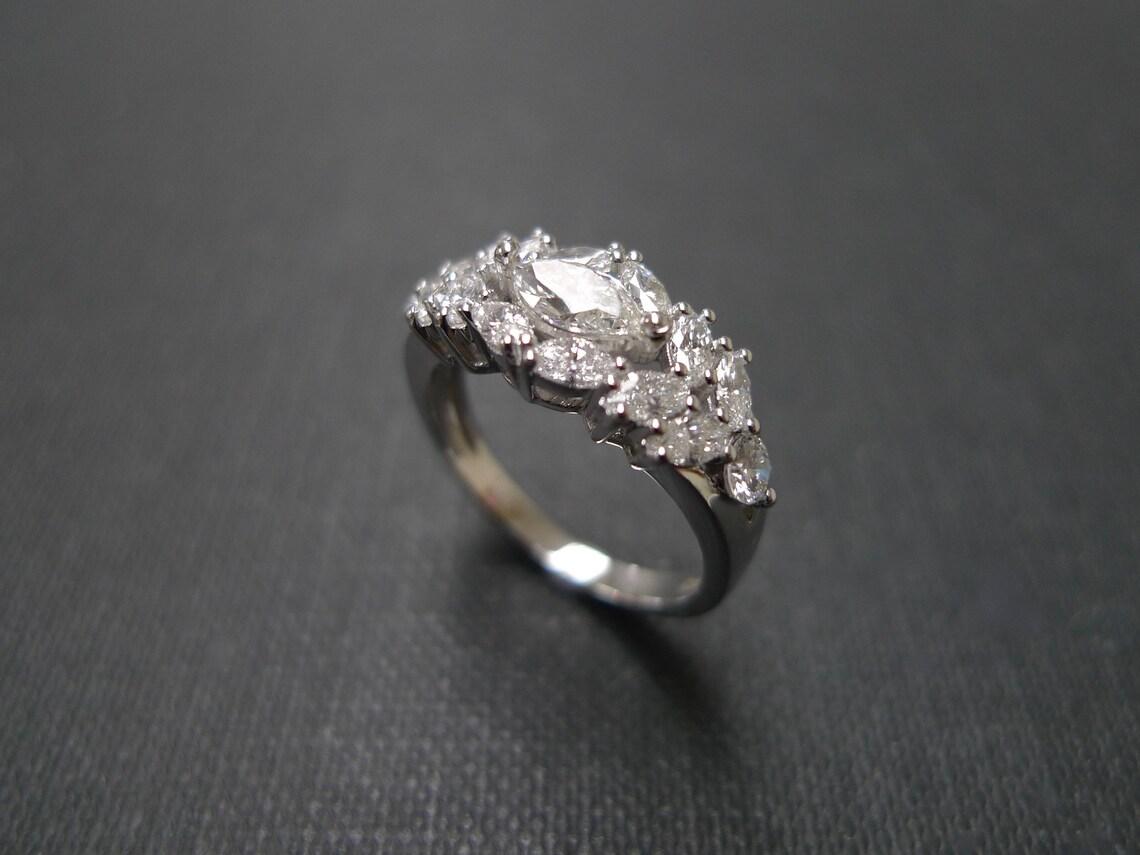 Im Angebot: Verlobungsring mit GIA-zertifiziertem 0,30 Karat Diamanten in Marquise-Form im runden Brillantschliff () 7