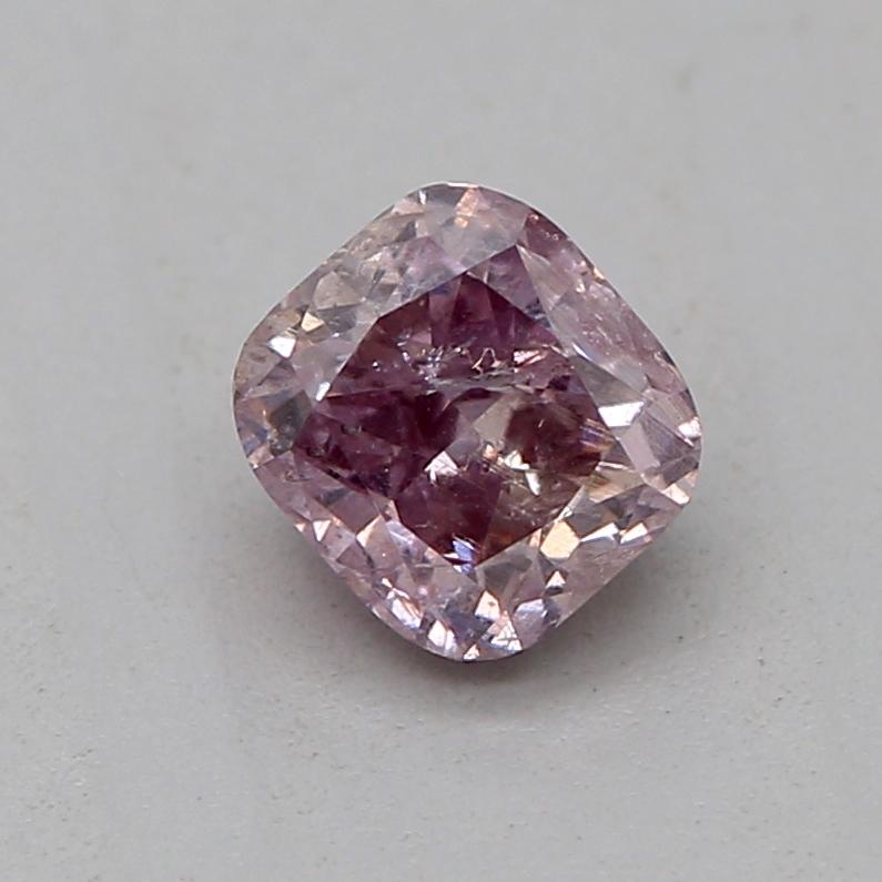 Certificato: GIA
Numero del rapporto: 5202649985
Forma e taglio: Cuscino
Peso in carati: 0,31 carati
Misure: 3,77 x 3,51 x 2,70 mm 
Grado di colore:  Rosa bruno-violaceo fantasia

CARATTERISTICHE DEL DIAMANTE:

Questo diamante rosa bruno-violaceo è