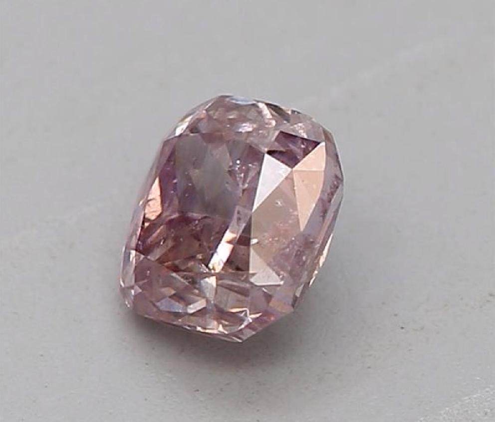 Taglio cuscino Diamante certificato GIA da 0,31 carati di colore rosa violaceo e brunastro con purezza I2 in vendita