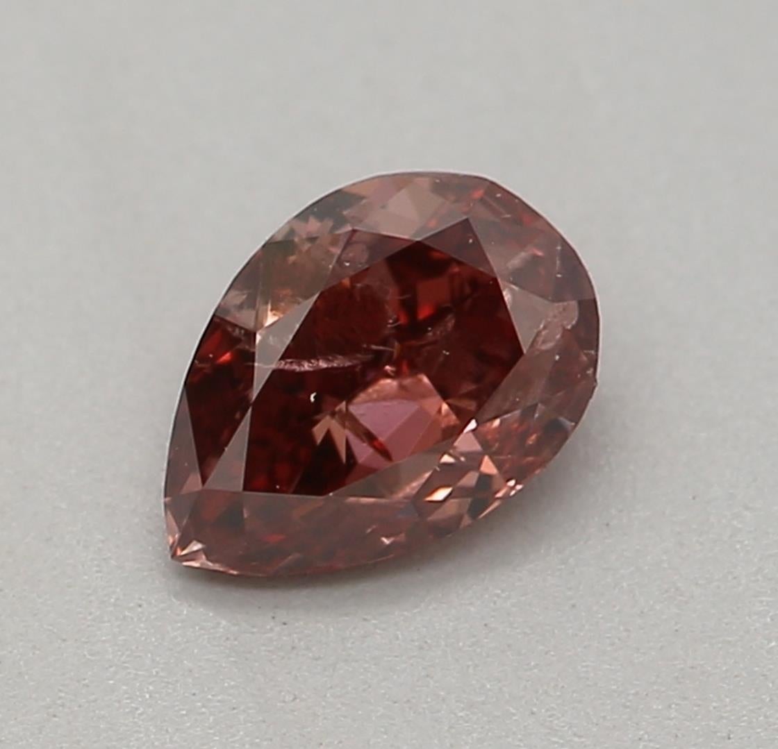 Certificato: GIA 
Numero del rapporto: 6305255285
Forma e taglio: Pera
Peso in carati: 0,31 carati
Misure: 5,14 x 3,60 x 2,28 mm
Grado di colore: Rosa arancio intenso di fantasia

CARATTERISTICHE DEL DIAMANTE:

Questo Fancy Deep Orangy Pink Diamond