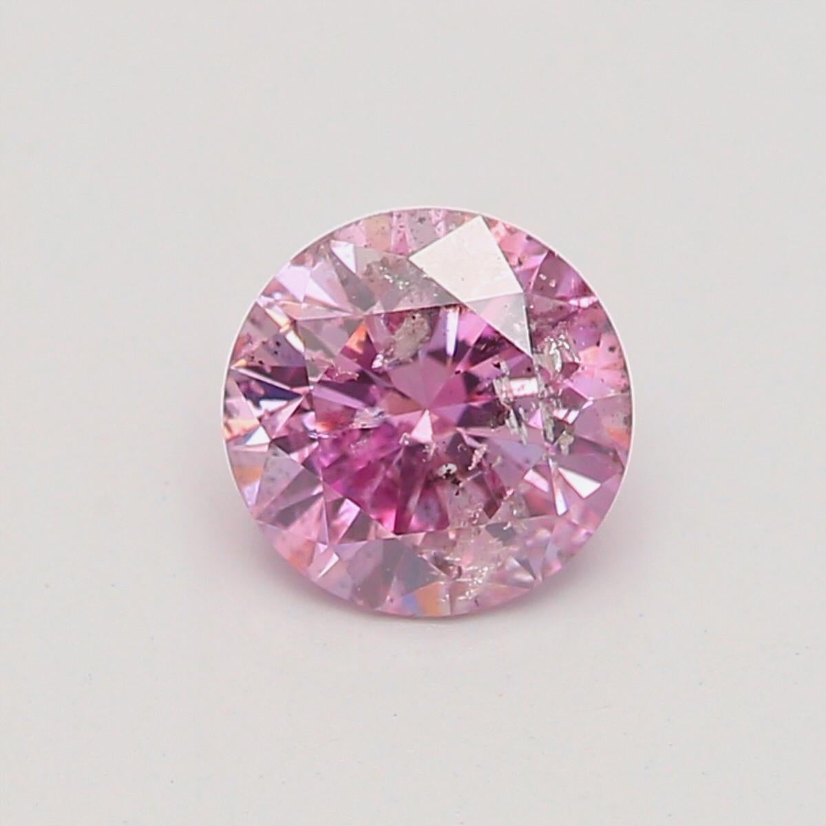 Zertifikat: GIA
Berichtsnummer: 2181645897
Form und Schliff: Rund
Karatgewicht: 0,31 Karat
Abmessungen: 4,31 x 4,34 x 2,67 mm
Farbton: Ausgefallenes intensives Purpurrosa 

MERKMALE DES DIAMANTEN:

Dieser Fancy Intense Purplish Pink Diamond ist ein
