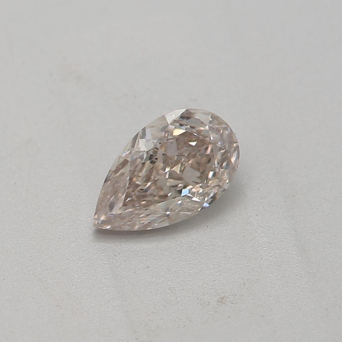 Zertifikat: GIA 
Berichtsnummer: 2437914429
Form und Schliff: Birne
Karatgewicht: 0,31 Karat
Abmessungen: 5,76 x 3,44 x 2,23 mm
Farbton: Fancy Light Pinkish Brown

MERKMALE DES DIAMANTEN:

Dieser hellrosa-braune Fancy-Diamant ist ein seltener und