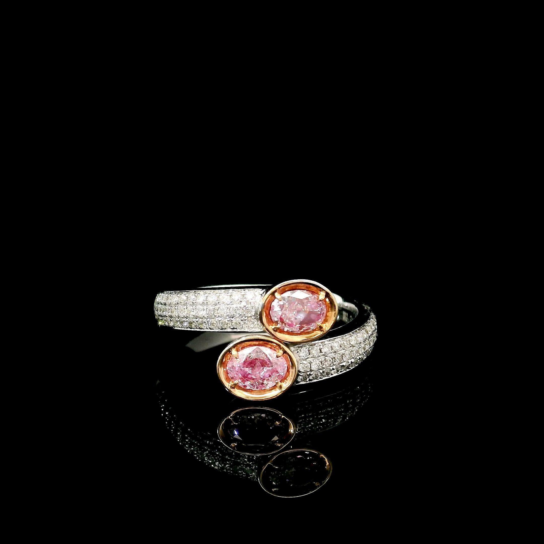Anillo de oro blanco de 18 quilates con diamantes
  
  Color y quilates del oro Oro blanco 18 quilates
  Peso: 5.24 gramos
  
  Set con-
  Tipo de piedra: Diamantes
  Forma: Oval
  Quilate: 0,32 ct / 0,30 ct
  Color: Rosa tenue
  Claridad: SI2
  
 