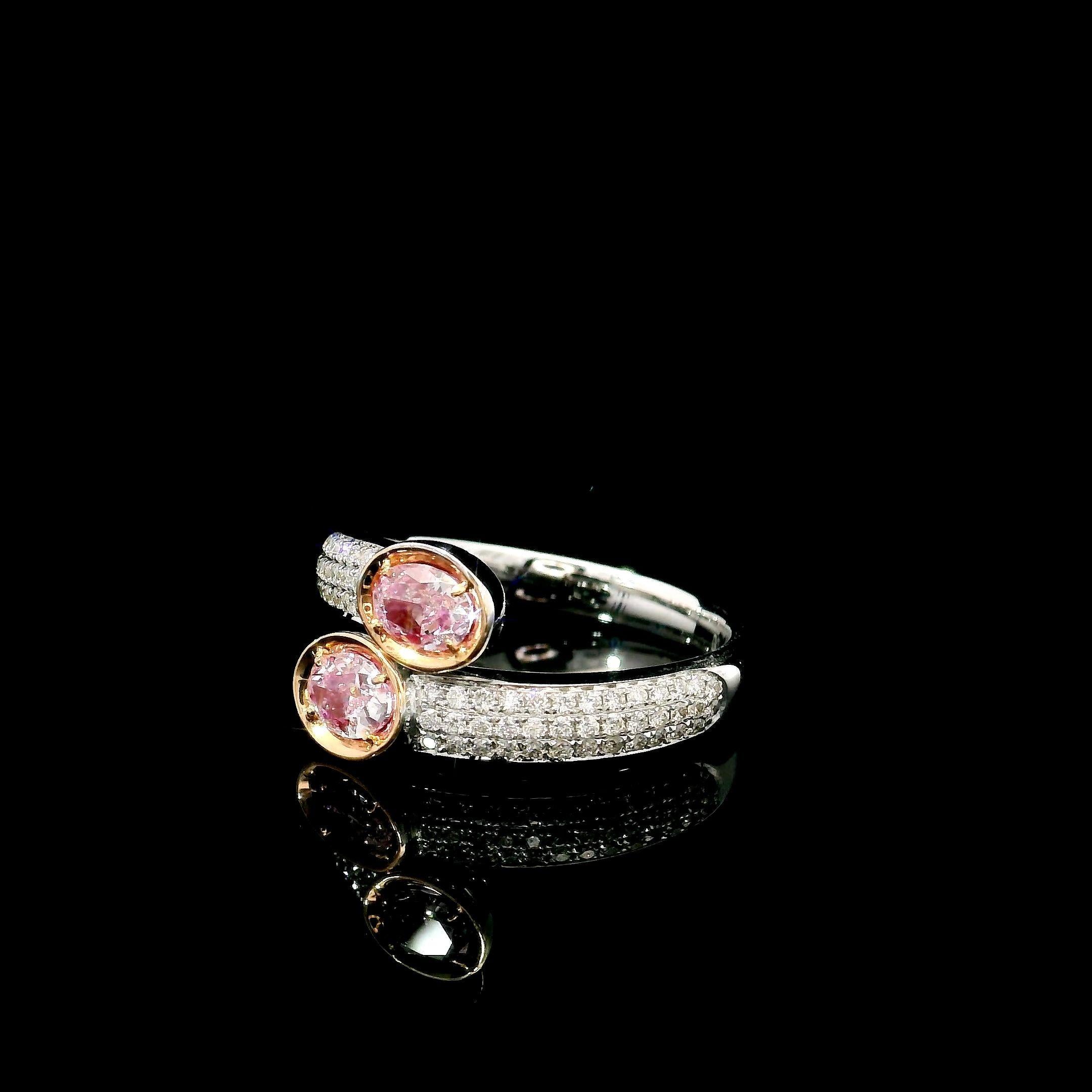Anillo de diamantes con certificado GIA de 0,32 / 0,30 quilates de color rosa tenue y claridad SI2 en Nuevo estado para la venta en บางรัก, TH