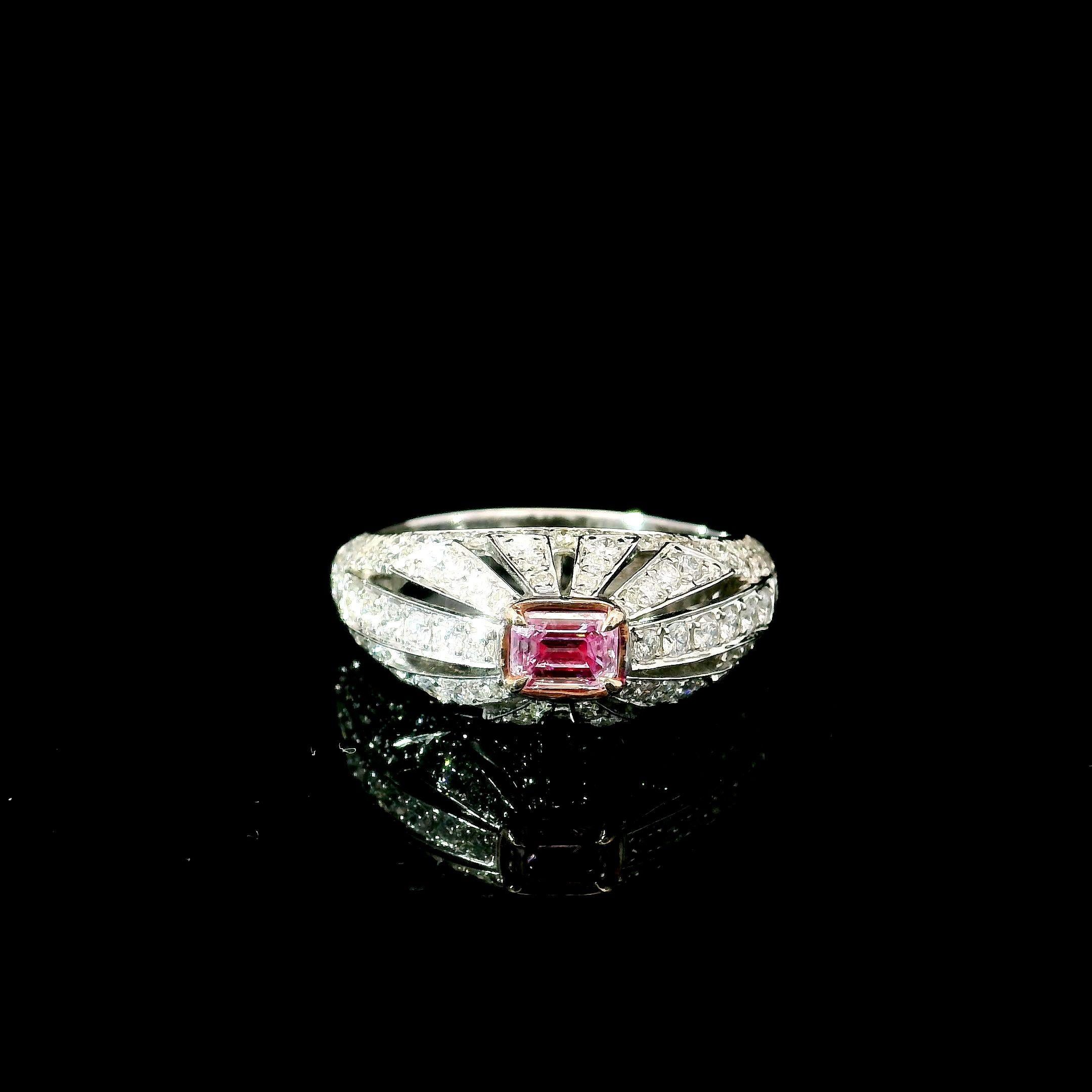 Anello in oro bianco 18 carati con diamanti
  
  Colore e caratura dell'oro: Oro bianco 18kt
  Peso: 4.5 grammi
  
  Imposta con...
  Tipo di pietra: Diamanti
  Forma: Smeraldo
  Carati: 0,32 ct
  Colore: Rosa tenue
  Chiarezza: VVS2
  
  Pietre