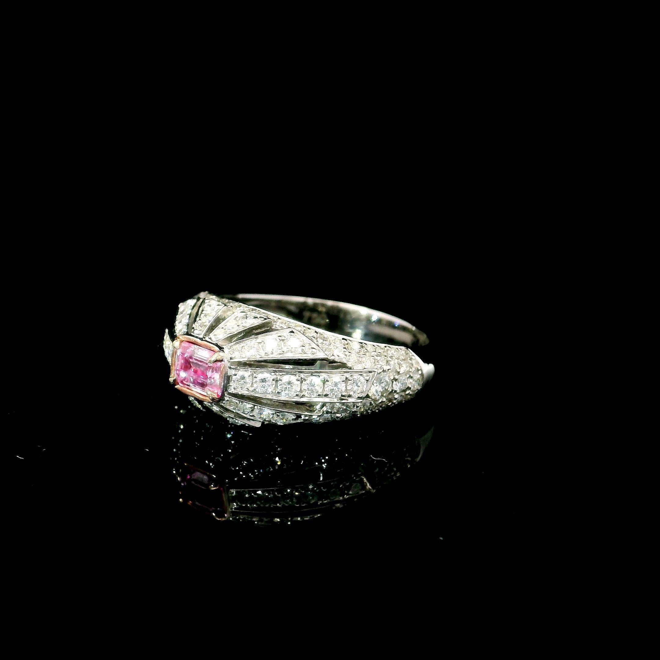 Taglio smeraldo Anello con diamante certificato GIA da 0,32 carati di colore rosa tenue con purezza VVS2 in vendita