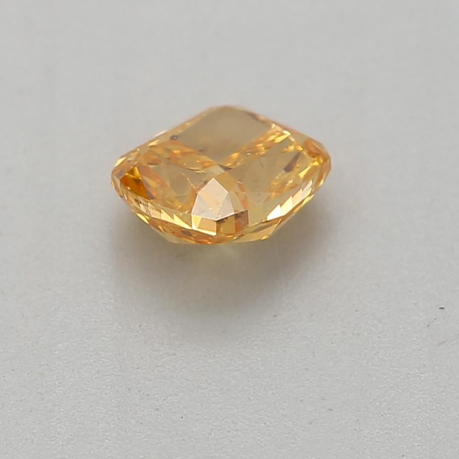 Diamant fantaisie jaune vif orange de 0,32 carat de pureté SI2 certifié par le GIA Neuf - En vente à บางรัก, TH