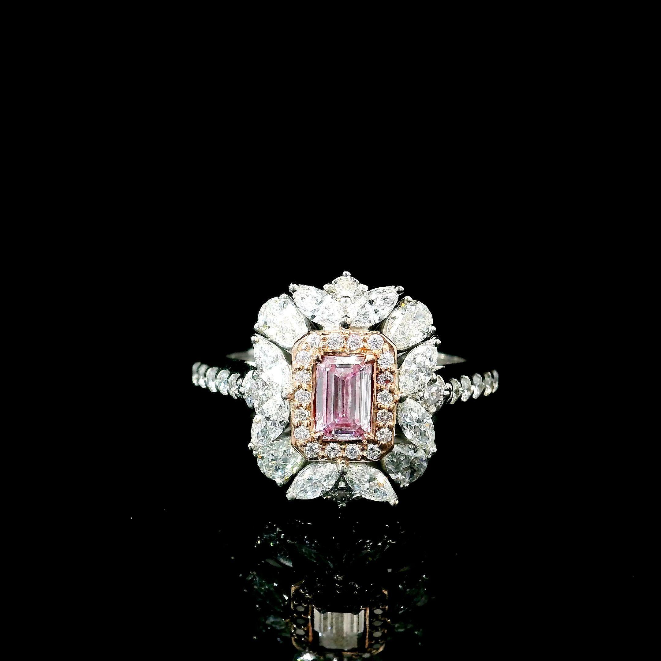 Anello in oro bianco 18 carati con diamanti
  
  Colore e caratura dell'oro: Oro bianco 18kt
  Peso: 5,39 grammi
  
  Imposta con...
  Tipo di pietra: Diamanti
  Forma: Smeraldo
  Carati: 0,33 ct
  Colore: Rosa tenue
  Chiarezza: I1
  
  Pietre