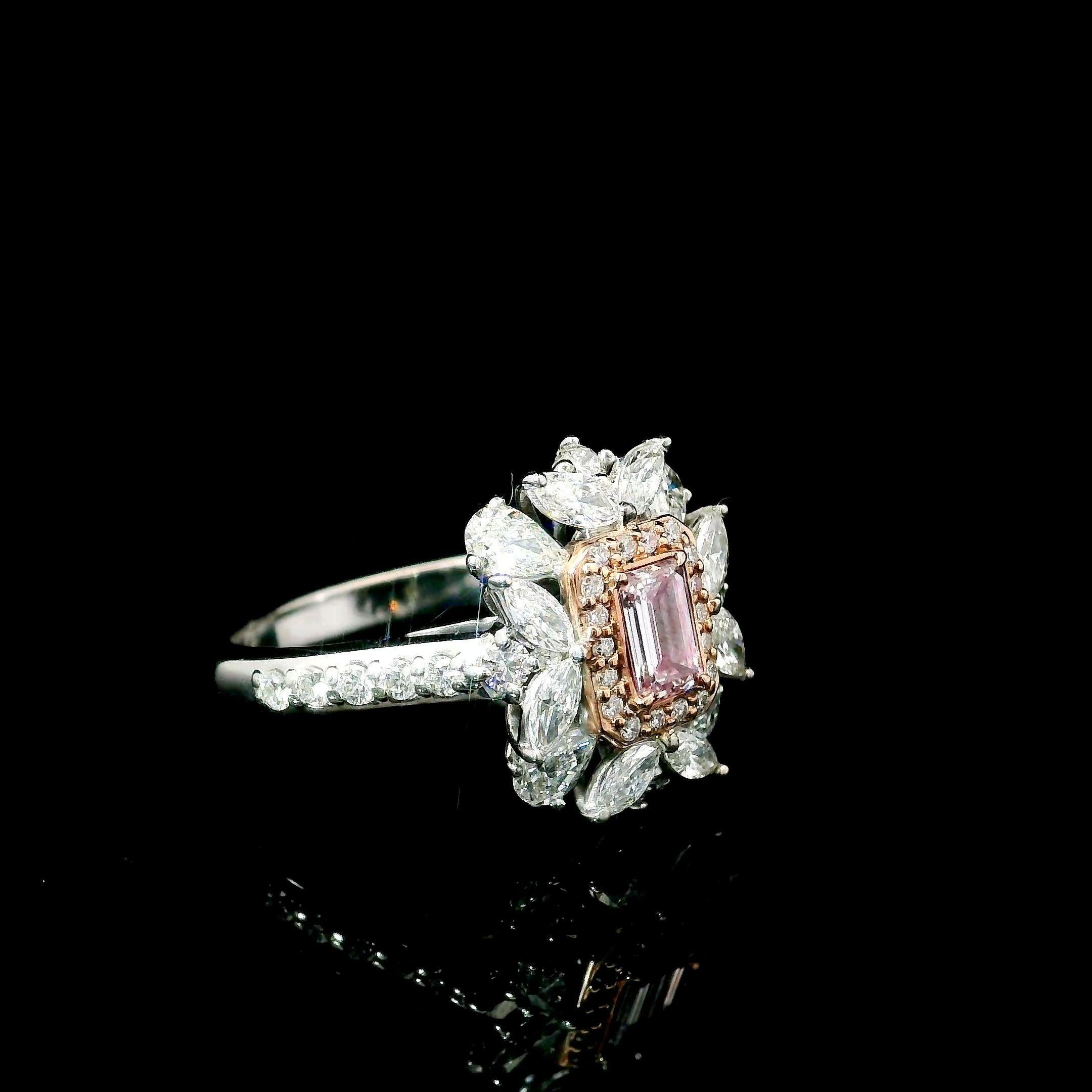 Taglio smeraldo Anello con diamante certificato GIA da 0,33 carati di colore rosa tenue con purezza I1 in vendita