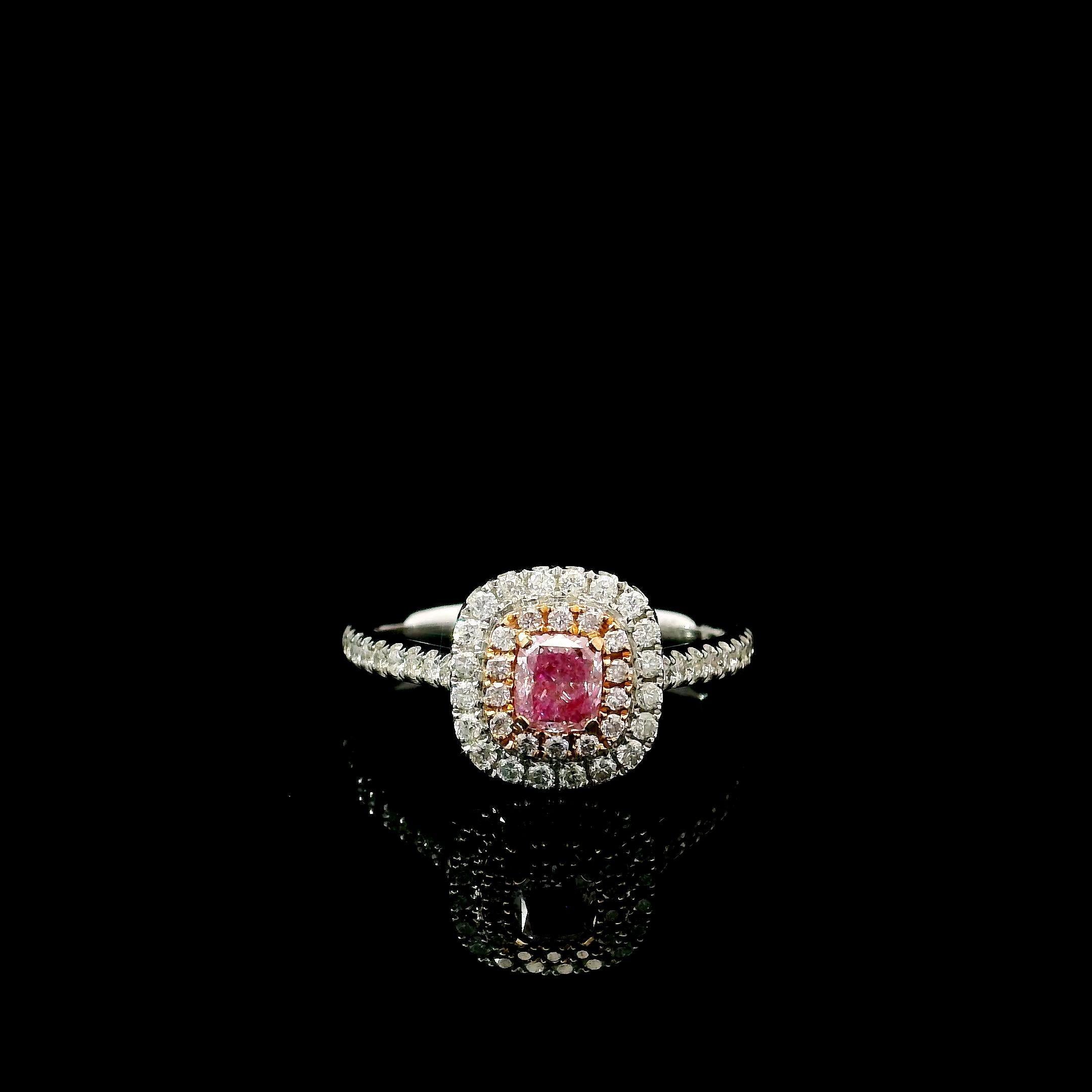 Anello in oro bianco 18 carati con diamanti
  
  Colore e caratura dell'oro: Oro bianco 18kt
  Peso: 2.98 grammi
  
  Imposta con...
  Tipo di pietra: Diamanti
  Forma: Cuscino
  Carati: 0,33
  Colore: Rosa tenue  
  Chiarezza: SI2
  
  Pietre