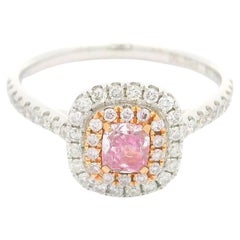 Anello con diamante certificato GIA da 0,33 carati di colore rosa tenue con purezza SI2