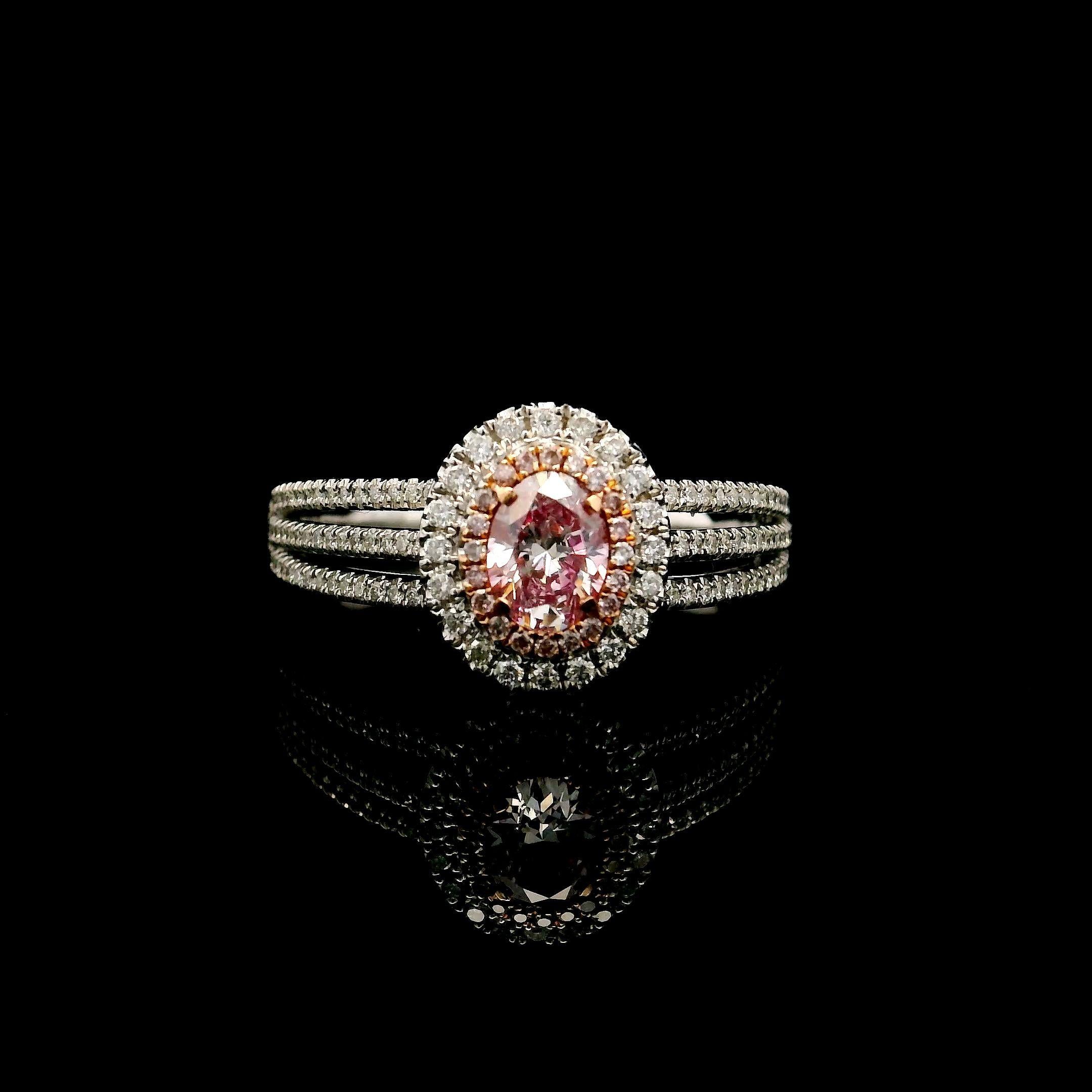 Anello in oro bianco 18 carati con diamanti
  
  Colore e caratura dell'oro: Oro bianco 18kt
  Peso: 3.82 grammi
  
  Imposta con...
  Tipo di pietra: Diamanti
  Forma: Ovale
  Carati: 0,33 ct
  Colore: Corpo debole 
  Chiarezza: VS2
  
  Pietre