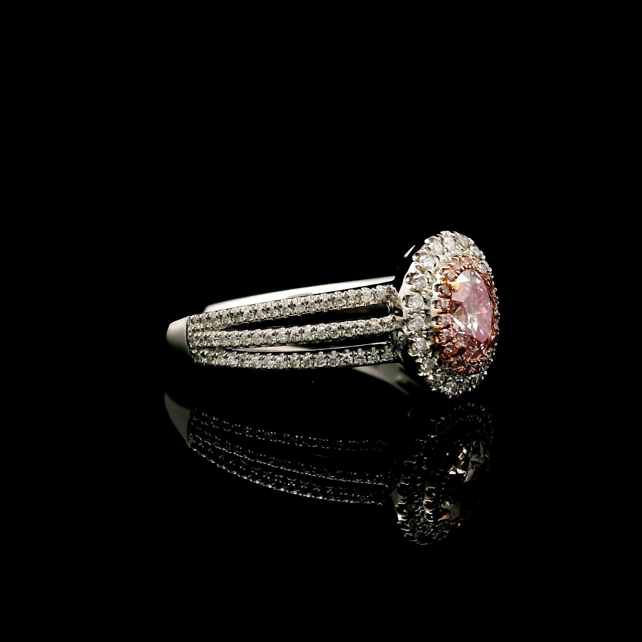 Taglio ovale Anello con diamante certificato GIA da 0,33 carati di colore rosa tenue con purezza VS2 in vendita