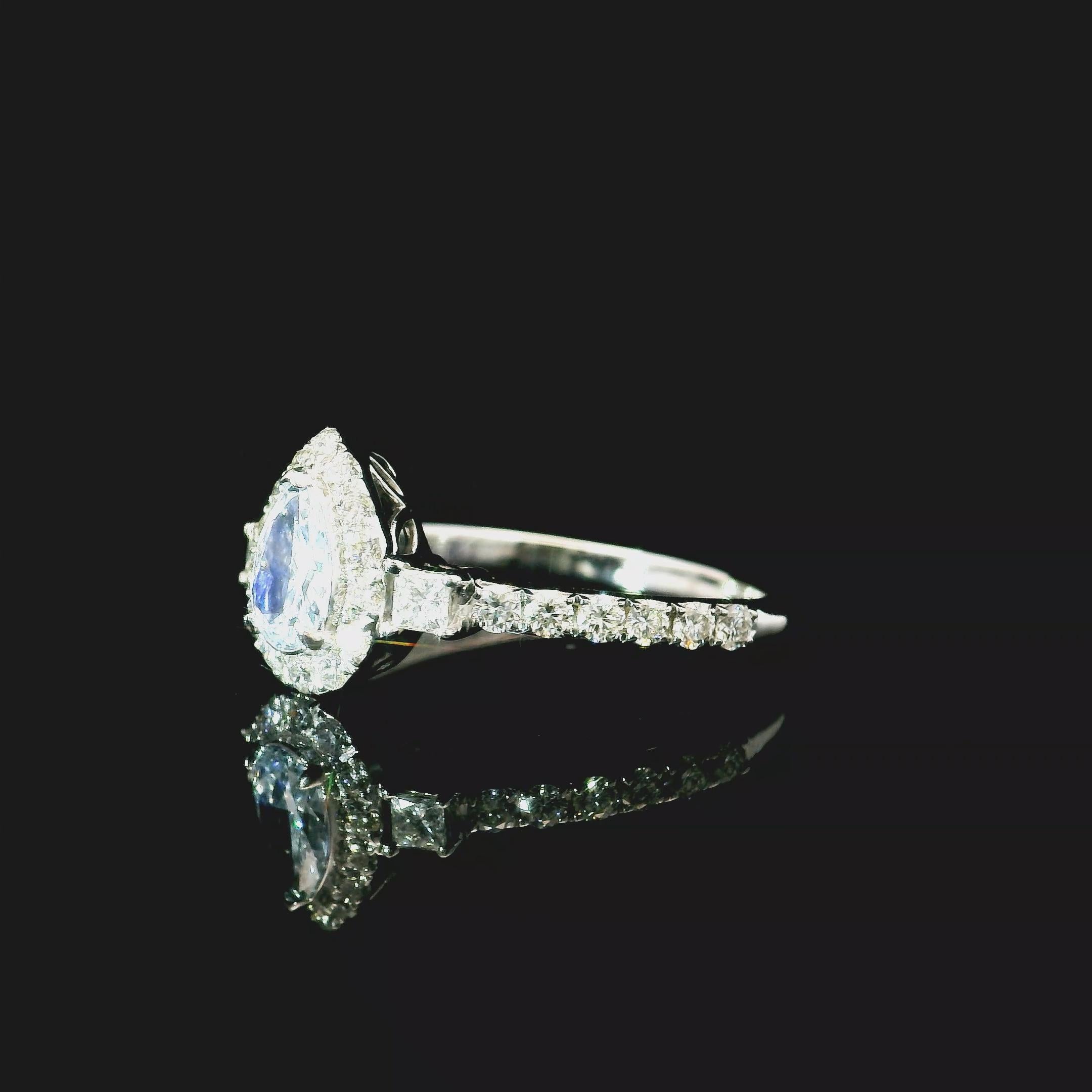 Anello in oro bianco 18 carati con diamanti
  
  Colore e caratura dell'oro: Oro bianco 18kt
  Peso: 3.00 grammi
  
  Imposta con...
  Tipo di pietra: Diamanti
  Forma: A pera
  Carati: 0,33 ct
  Colore: Azzurro
  Chiarezza: SI1
  
  Pietre