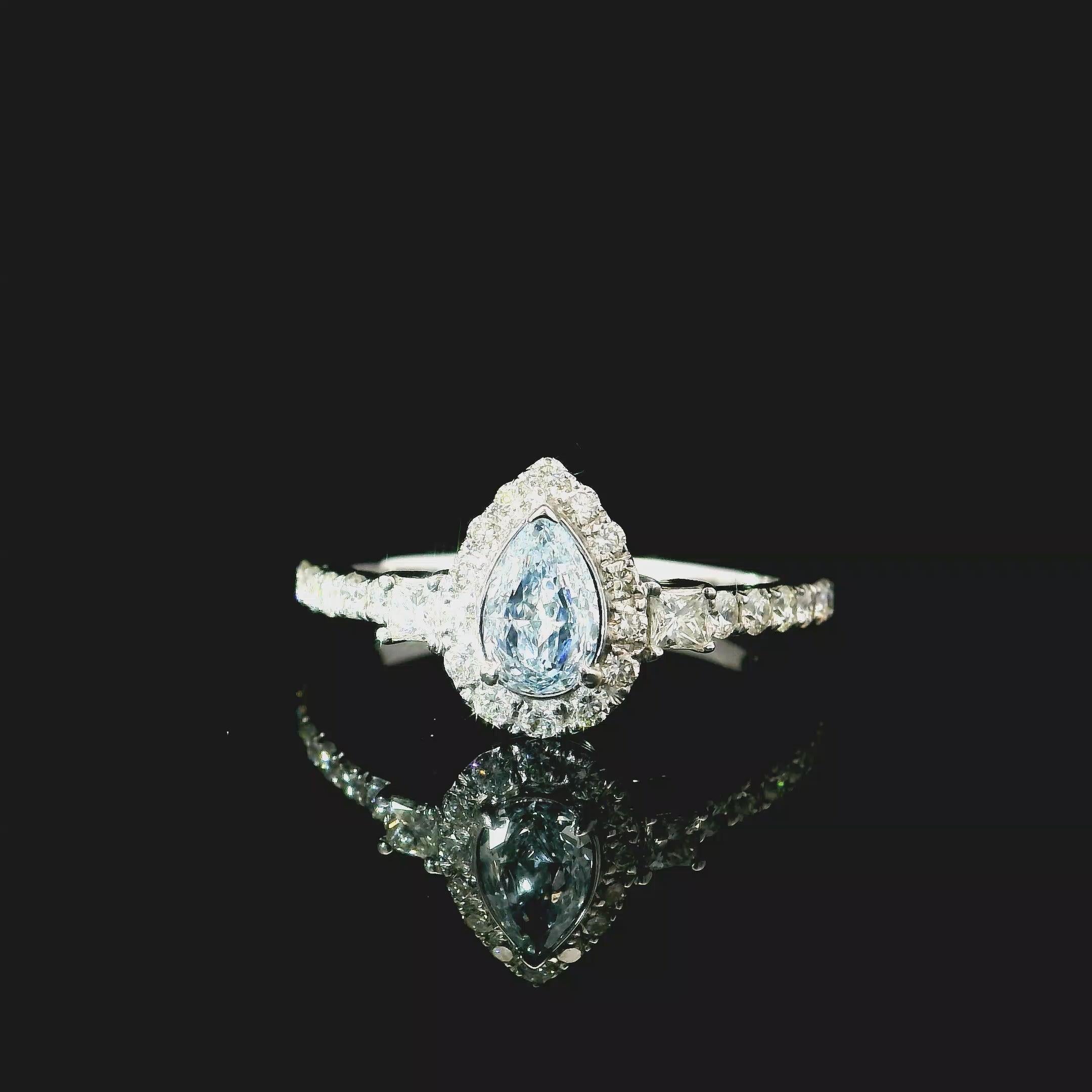 Taglio a goccia Anello con diamante certificato GIA da 0,33 carati di colore azzurro (indeterminato) con purezza SI1 in vendita
