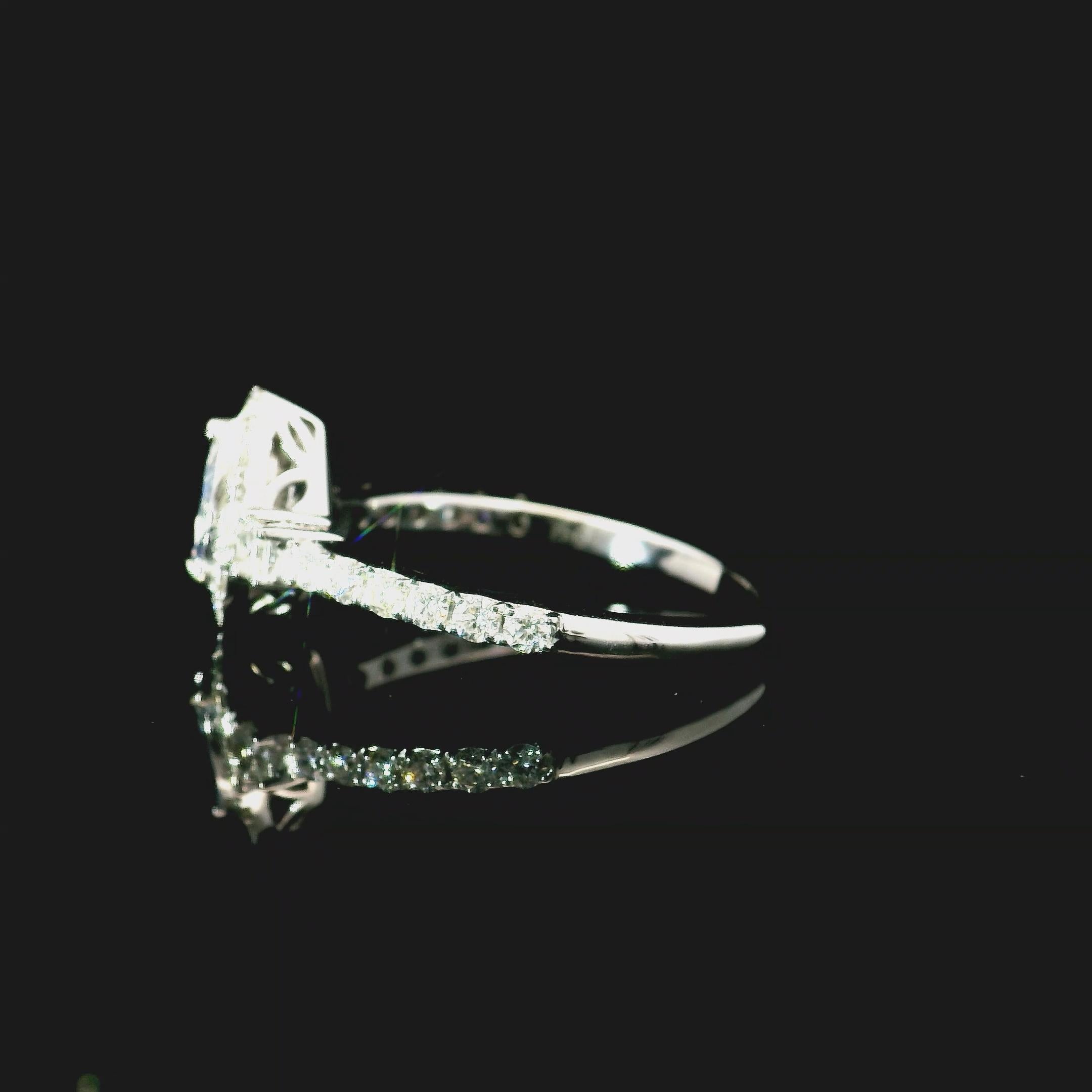 Anello con diamante certificato GIA da 0,33 carati di colore azzurro (indeterminato) con purezza SI1 In condizioni Nuovo in vendita a บางรัก, TH