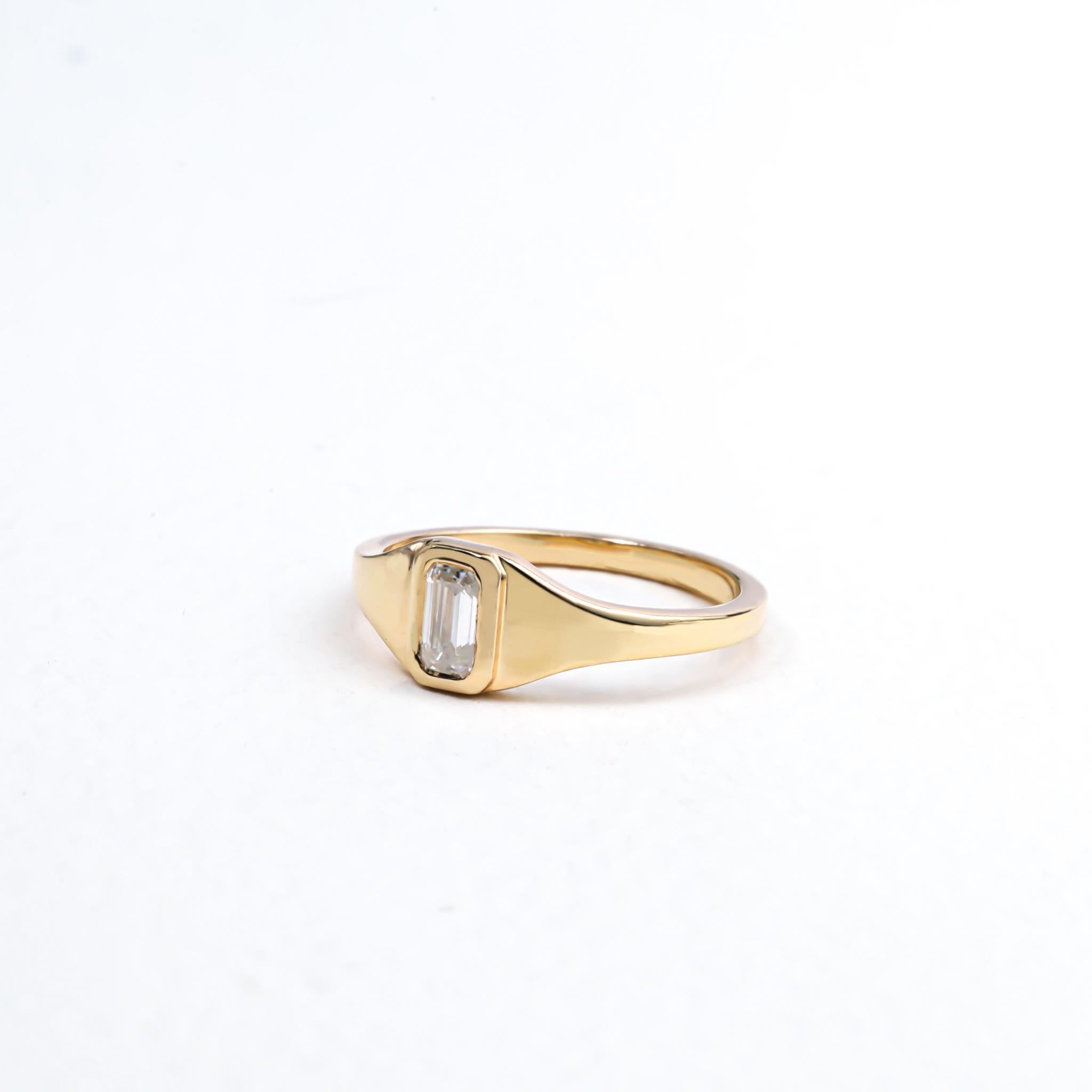 Le minimalisme de l'Art déco rencontre la puissance intemporelle

Audacieuse mais raffinée, cette chevalière unisexe est une déclaration de luxe discret et d'élégance durable. En son centre brille un diamant naturel de 0,33 ct de taille émeraude,