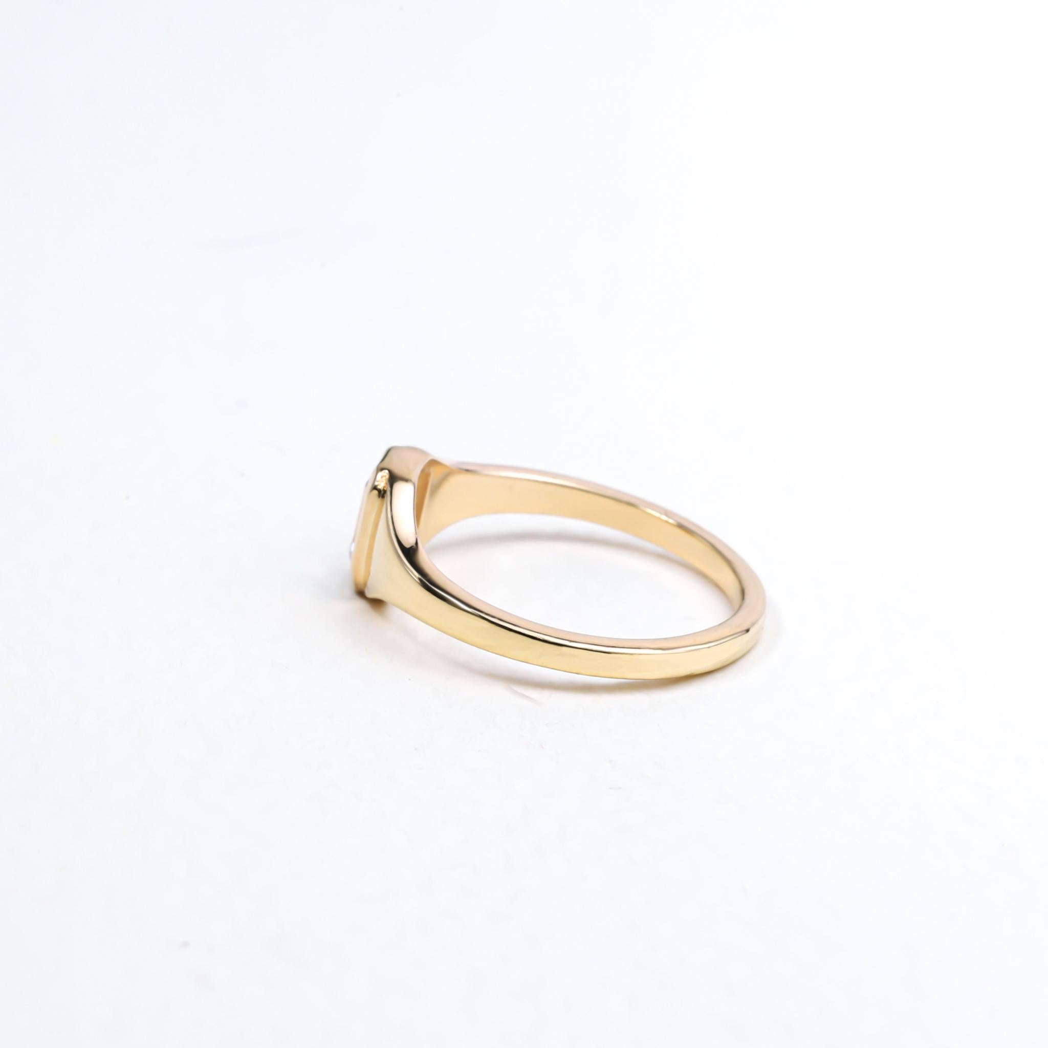 Art déco Bague chevalière unisexe en or jaune 18 carats, certifiée GIA, avec diamant taille émeraude de 0,33 ct en vente